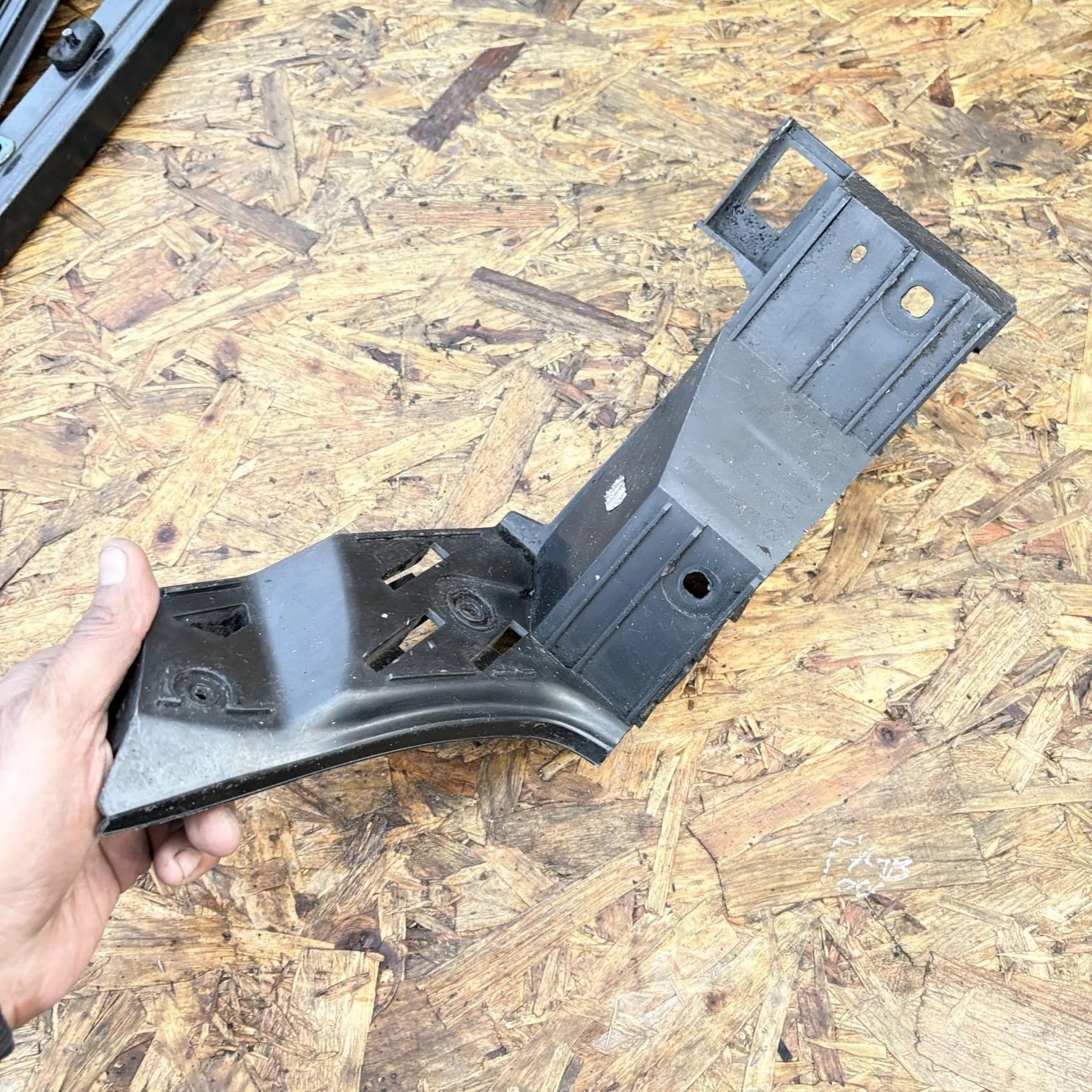 FOR VW POLO 2007 PASSENGER REAR BUMPER BRACKET 6Q6807375
