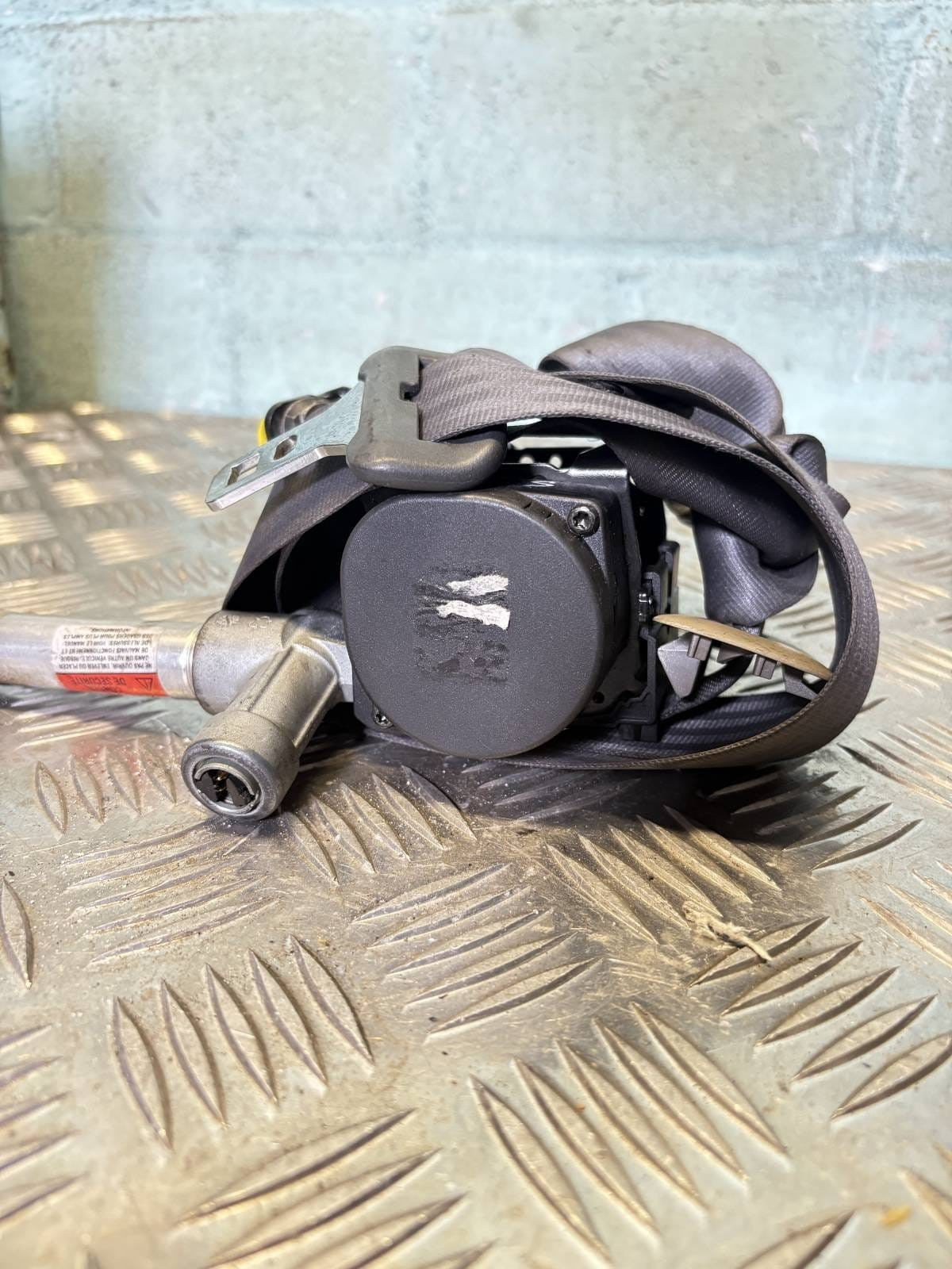 VOLVO S60 REAR CENTER MIDDLE SEAT BELT