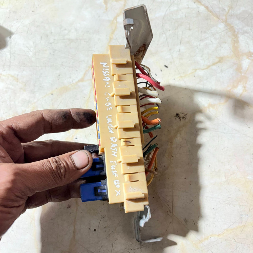 Nissan Cube Interior Under Dash Fuse Box 2 Pin Plug