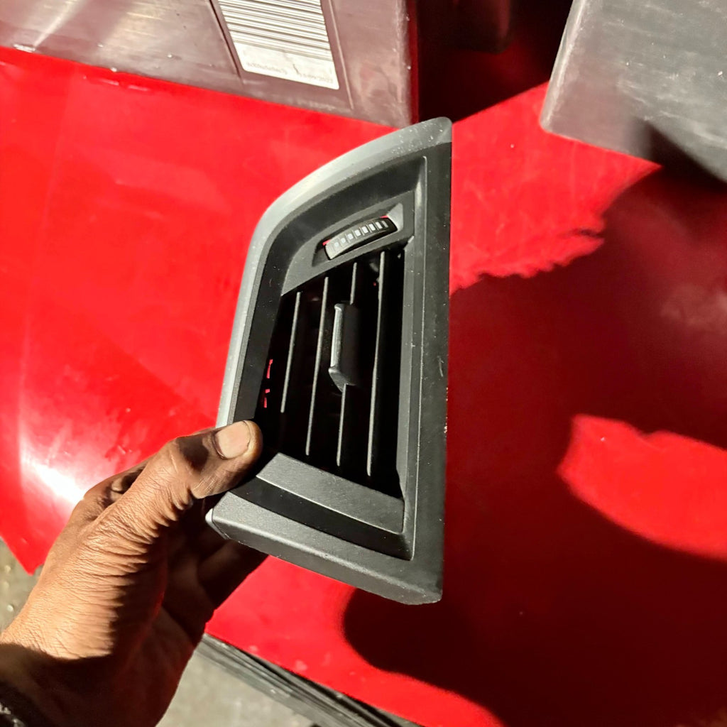 BMW 2018 Outer Dash Board Vent LH Passengers 2636103