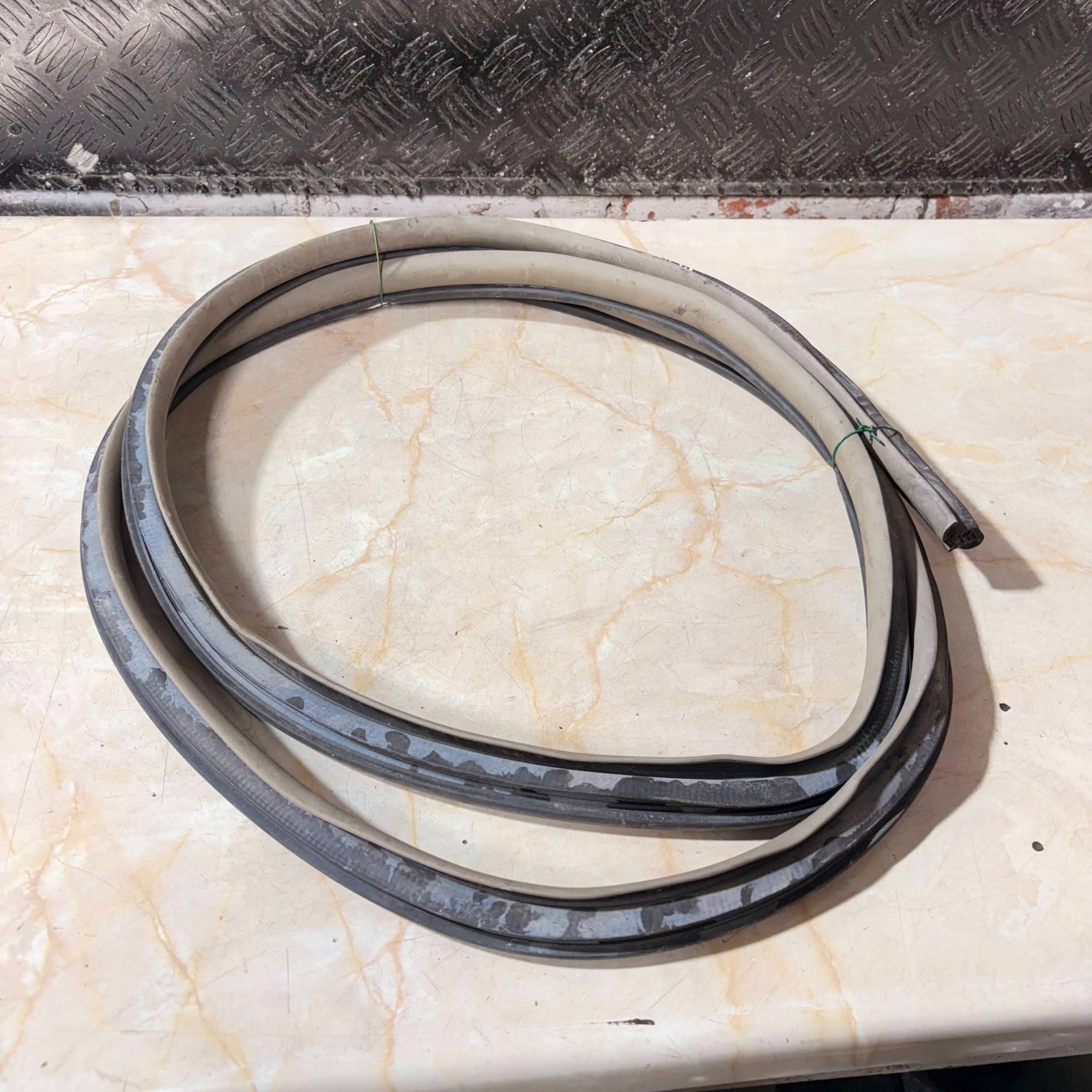 TOYOTA YARIS MK2 XP90 2005-2011 FRONT RIGHT DRIVER DOOR WEATHERSTRIP RUBBER SEAL