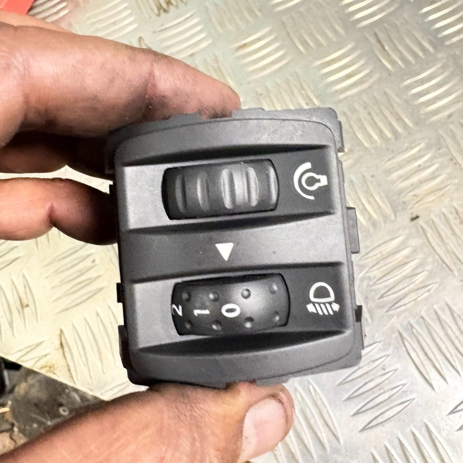 2008 RENAULT TWINGO HEADLIGHT ADJUSTER SWITCH 8200095495C
