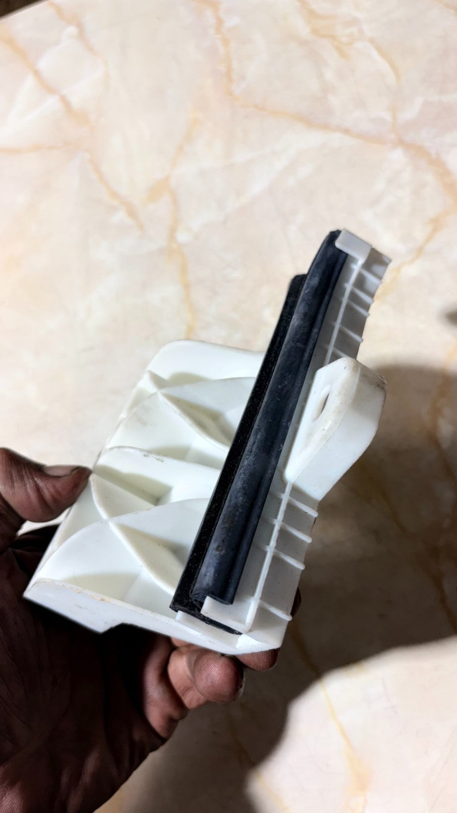 PEUGEOT 2008 MK1 2013-2019 FRONT LEFT WINDOW GLASS GUIDE GT LINE 9673361180