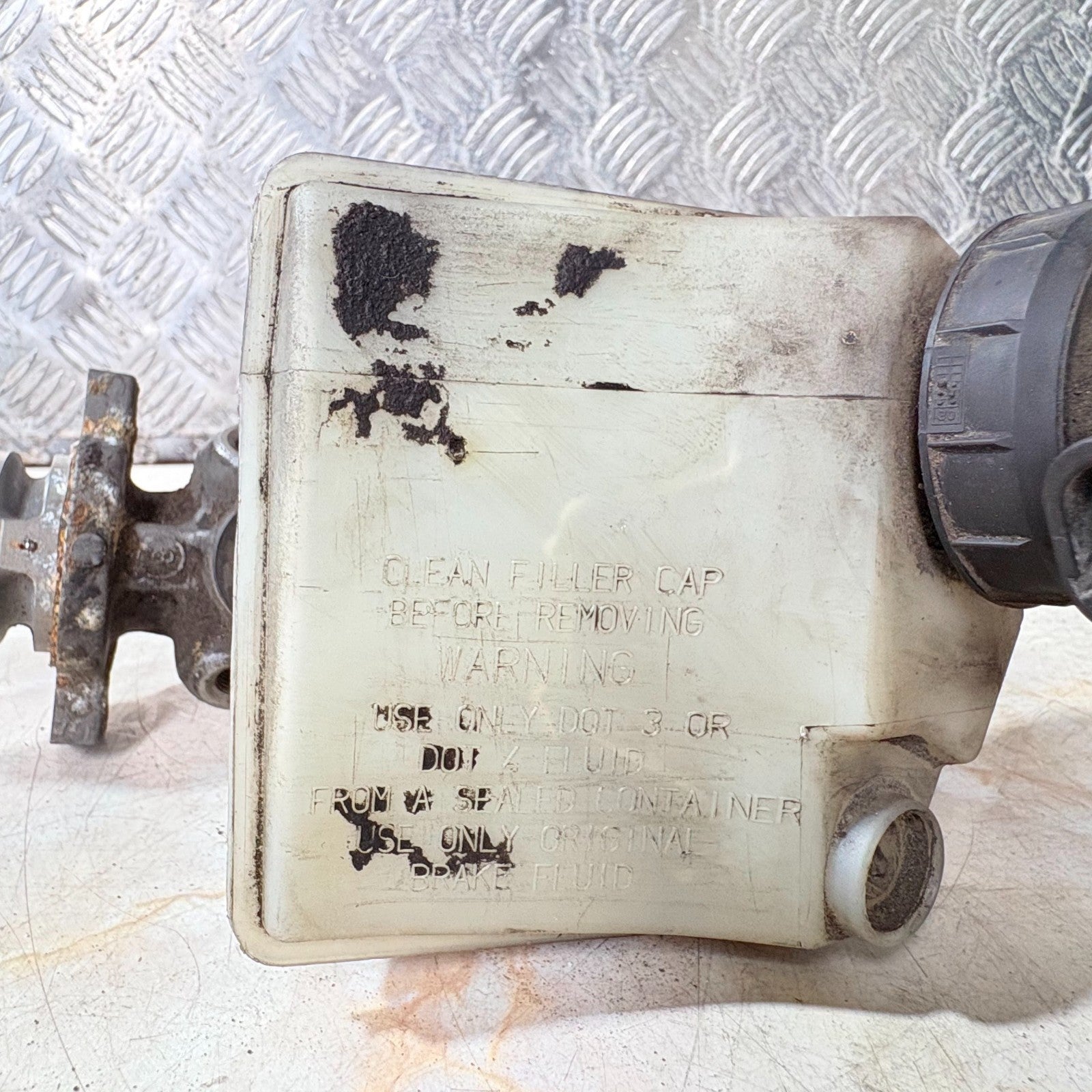 Renault Brake Master Cylinder + Reservoir Tank Hydraulic Brake Pump ()
