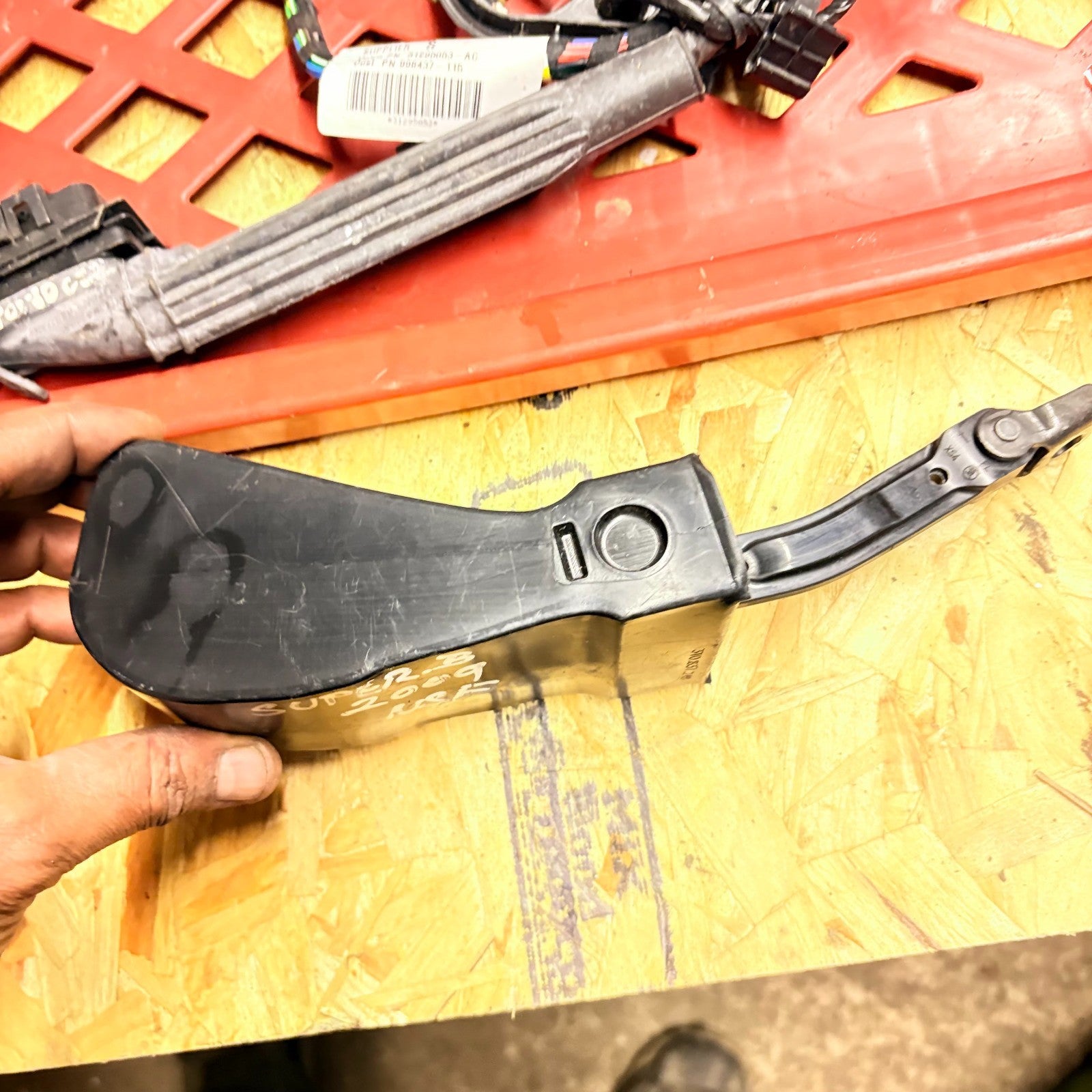 2009 SKODA SUPERB N/S/F PASSDENGER SIDE LEFT FRONT DOOR CATCH STRAP