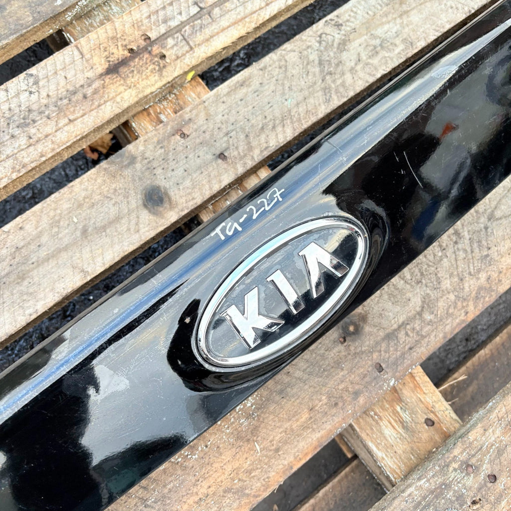 2013 On MK3 KIA CARENS TAILGATE TRIM + Badge 5 DOOR MPV