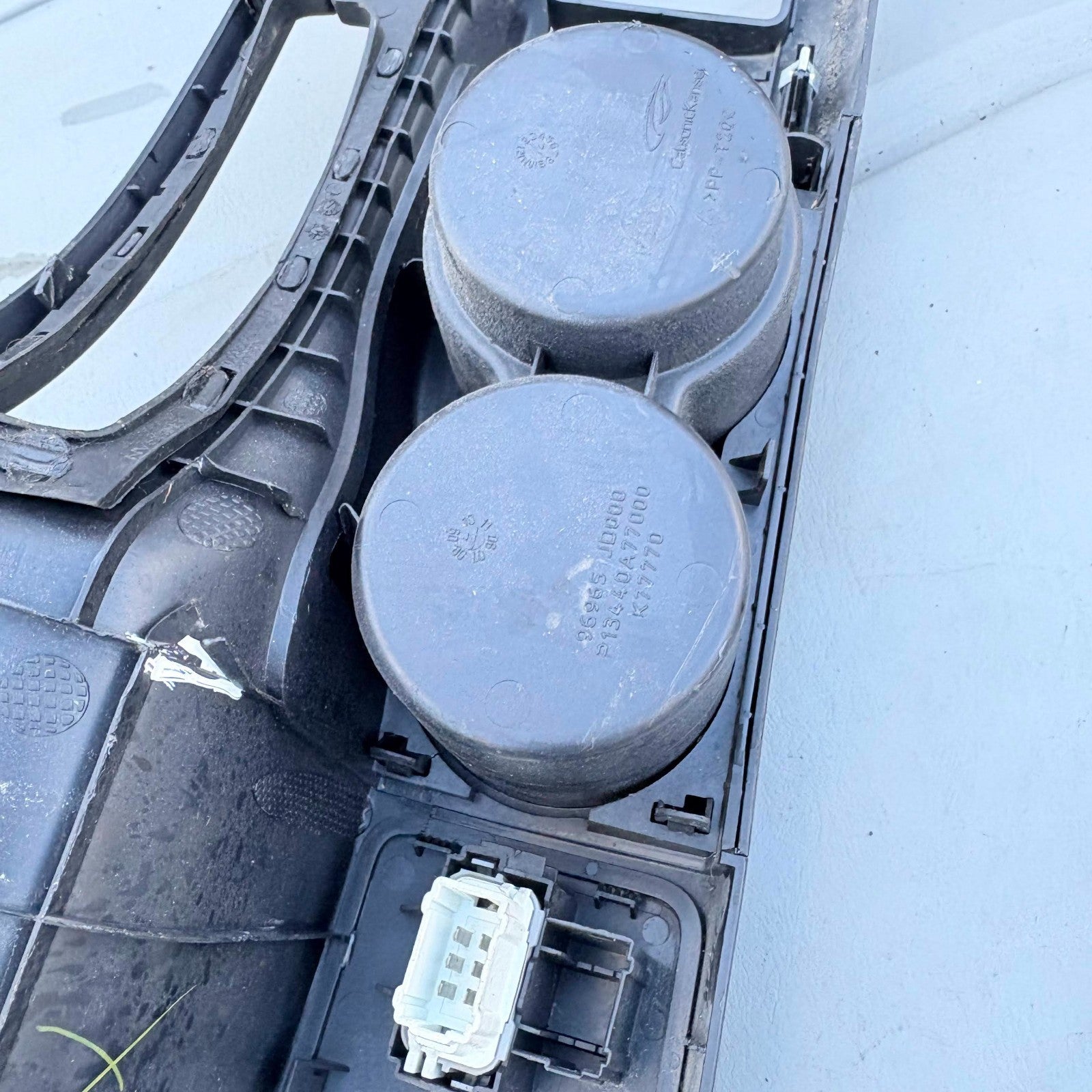 Nissan Qashqai 2004 Centre Console Arm Rest Cup Holder 96910 Jd000