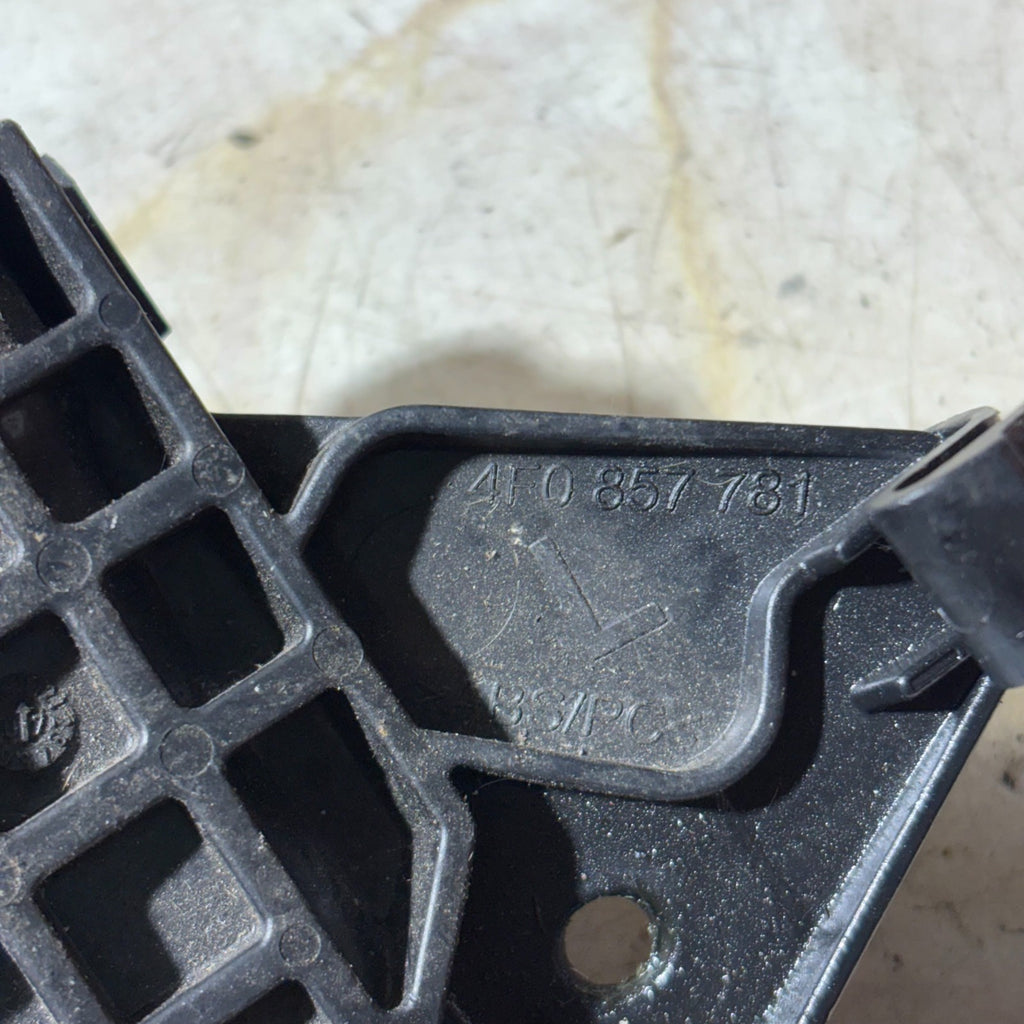AUDI A6 C6 4F 04-11 FRONT PASSENGER LEFT N/S SEAT BELT GUIDE 4F0857781