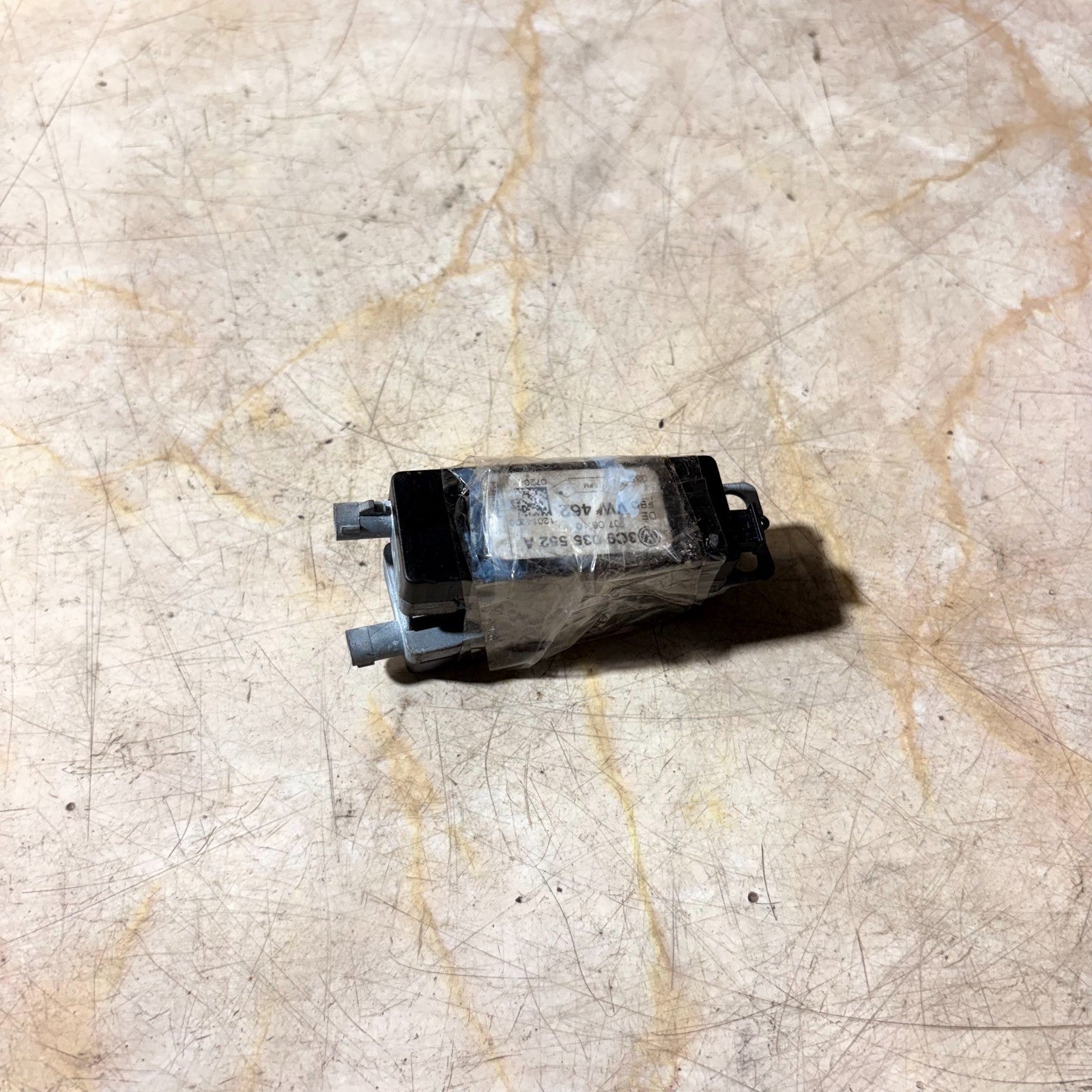 VW Passat B6 2006-2011 Radio Aerial Antenna Amplifier Booster Module 3C9035552