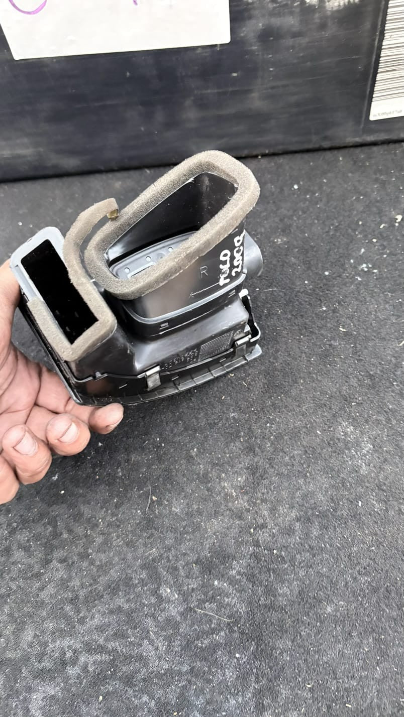VW POLO 9N3 MK4 DRIVER/RIGHT SIDE FRONT AIR VENT DUCT 6Q0819704 2009