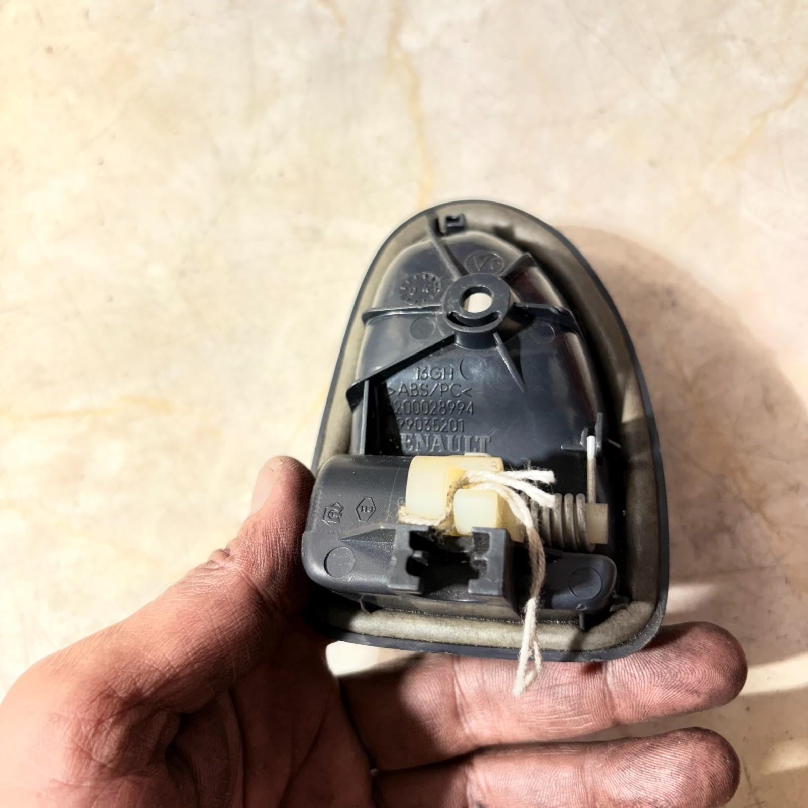 RENAULT CLIO MK2 FRONT LEFT INTERIOR DOOR HANDLE N/S PASSENGER SIDE 8200028994