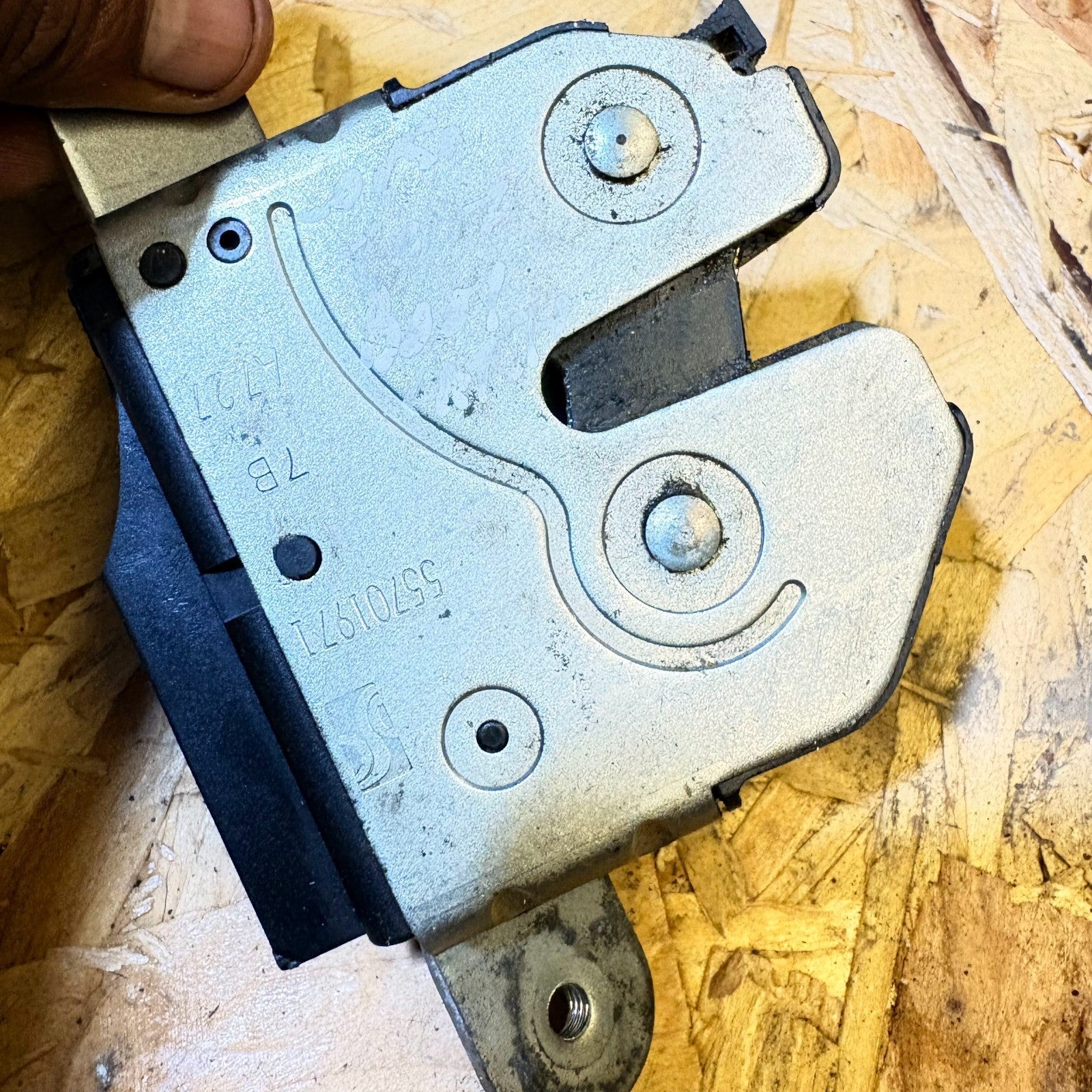 VAUXHALL CORSA BOOT LATCH LOCK CATCH MECHANISM 55701971