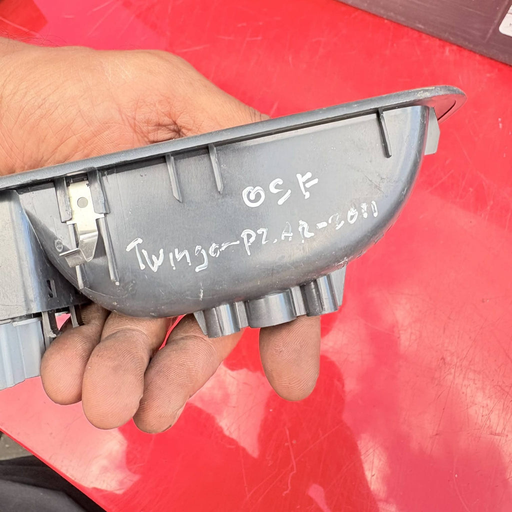 RENAULT CLIO MK3 2011 & TWINGO DRIVERS SIDE FRONT ELECTRIC WINDOW SWITCH OSF