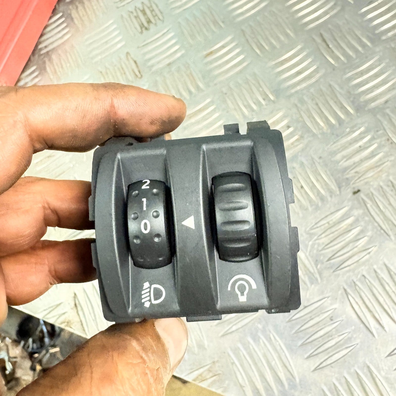 2008 RENAULT TWINGO HEADLIGHT ADJUSTER SWITCH 8200095495C