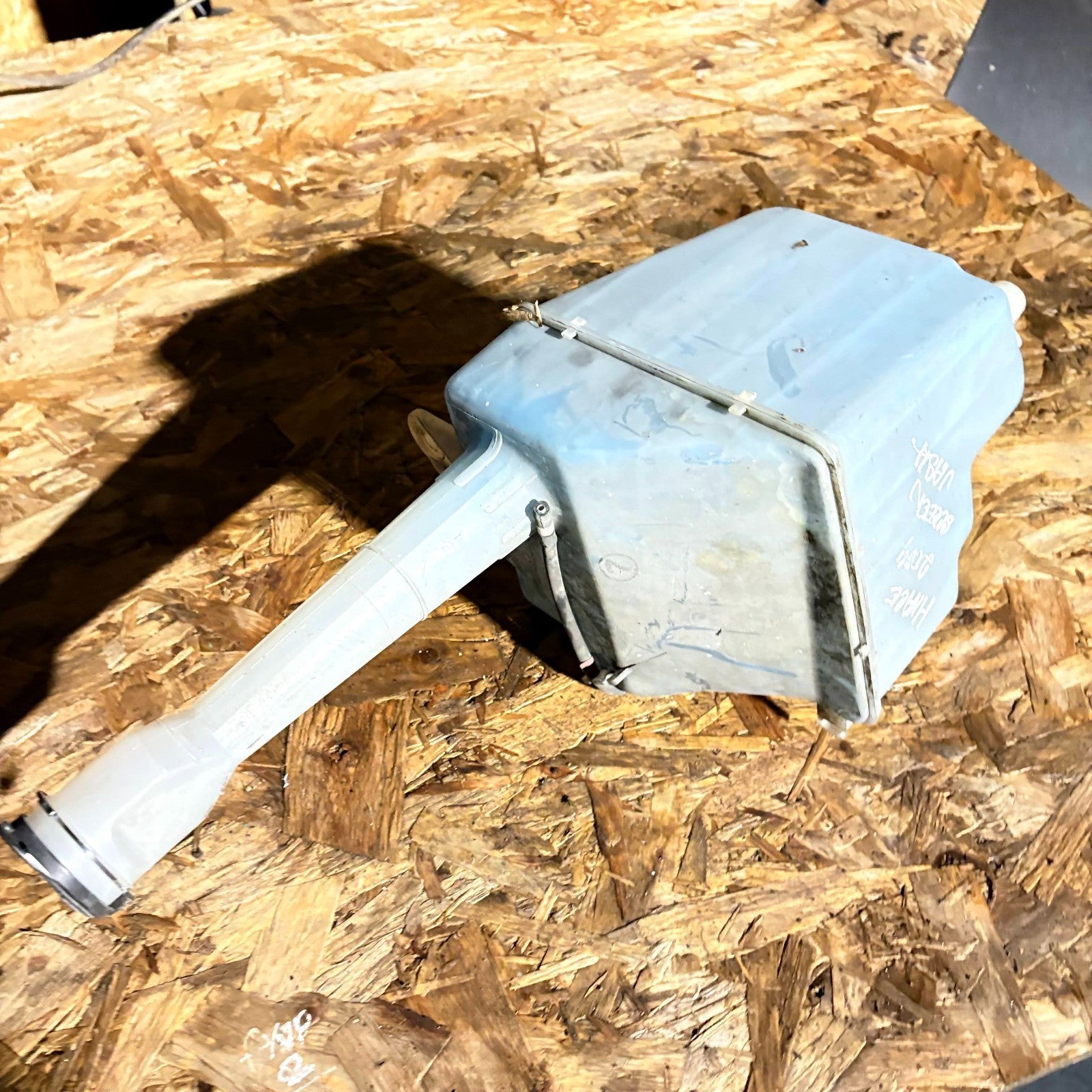 2004–2005 Toyota HiAce Windshield Washer Fluid Bottle & Pump