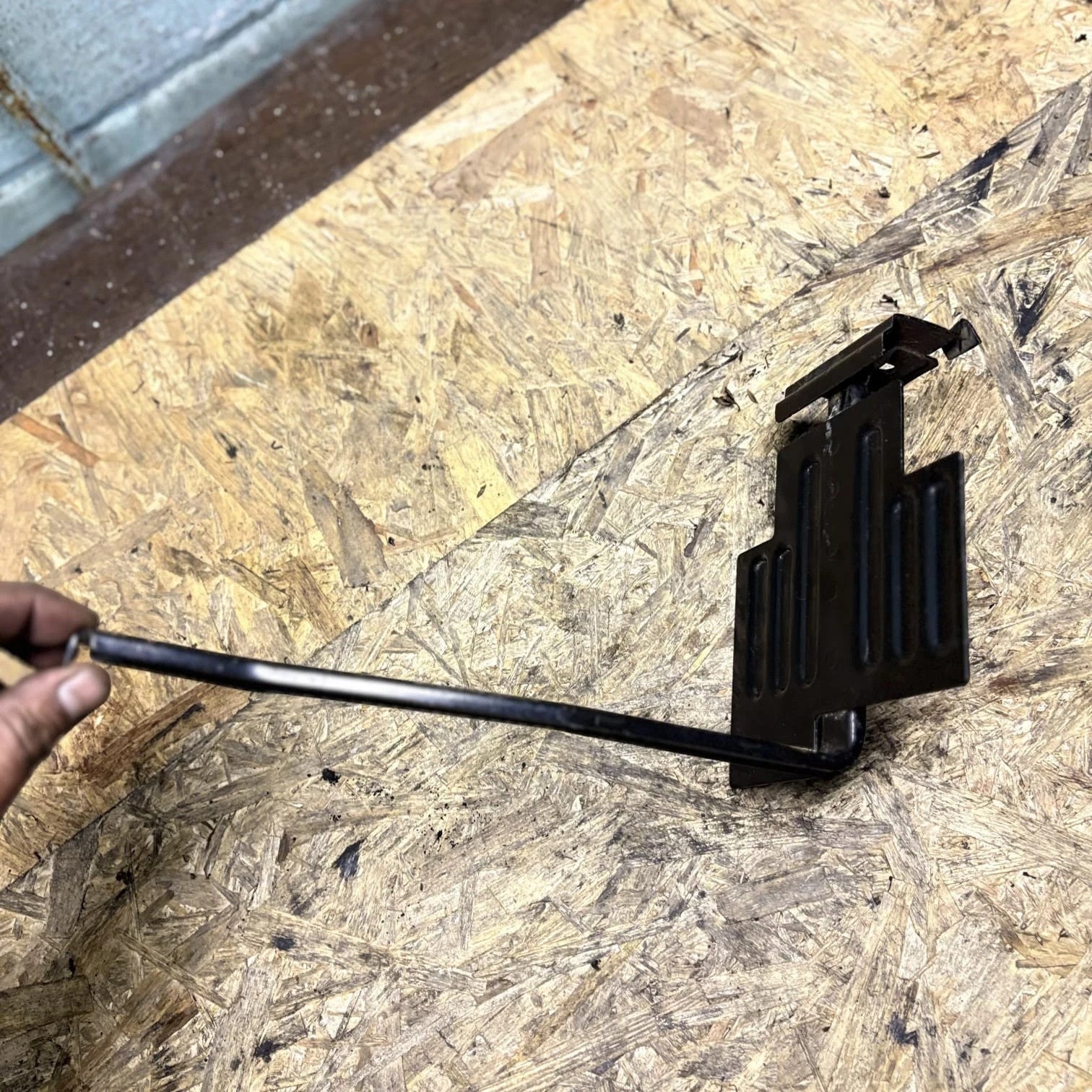 2013 Chevrolet Trax Battery Tray Mount Bracket Holder 2643U