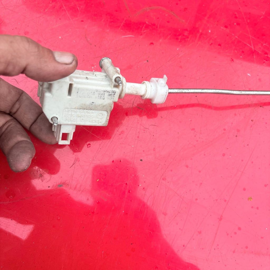VW Golf GTi 2004 Engine For Tank Cap Locking