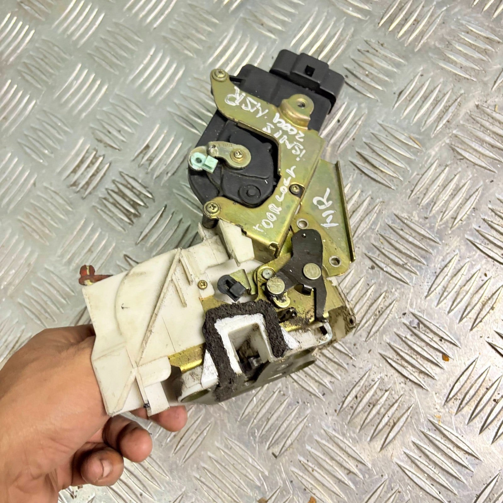 SUZUKI IGNIS 2004 REAR LEFT DOOR LOCK CATCH MECHANISM