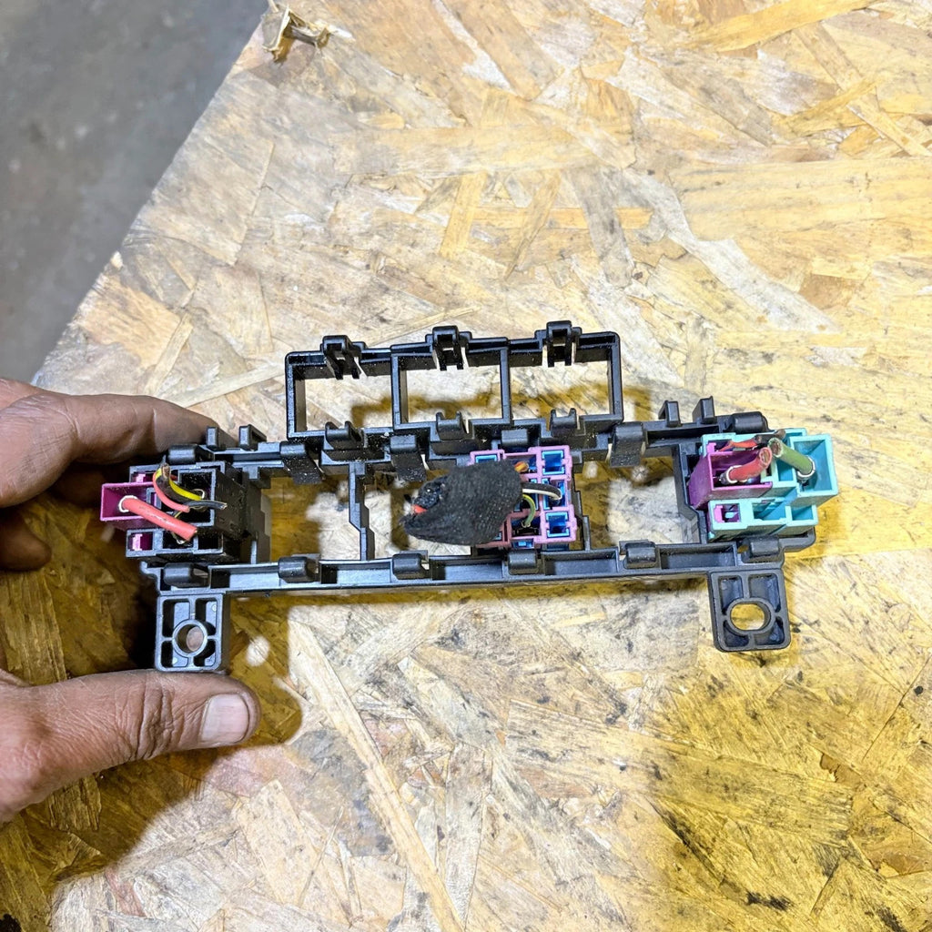 AUDI A4 2002 FUSE RELAY BOX BRACKET 8E0937503