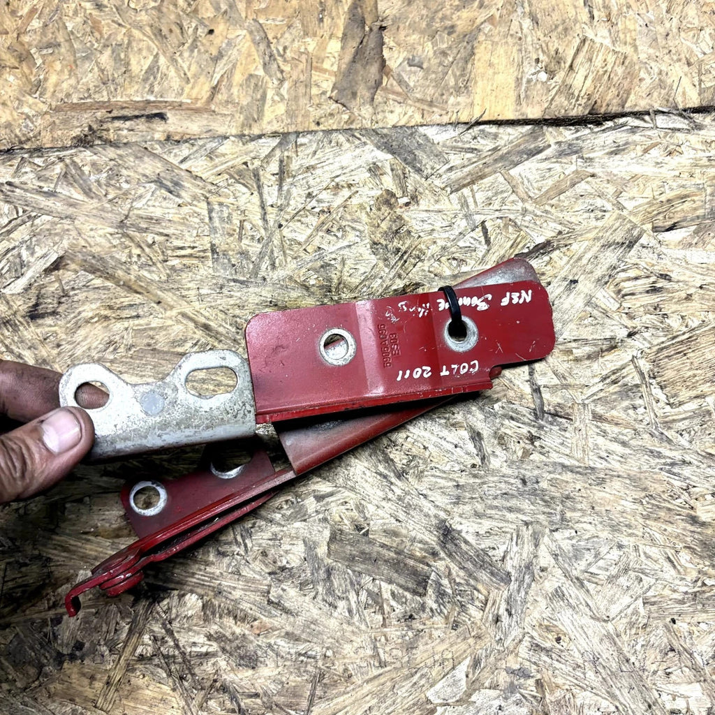 Mitsubishi Colt 2011 O/S/F - N/S/F Set bonnet hood hinge 5905A096 RMR23355