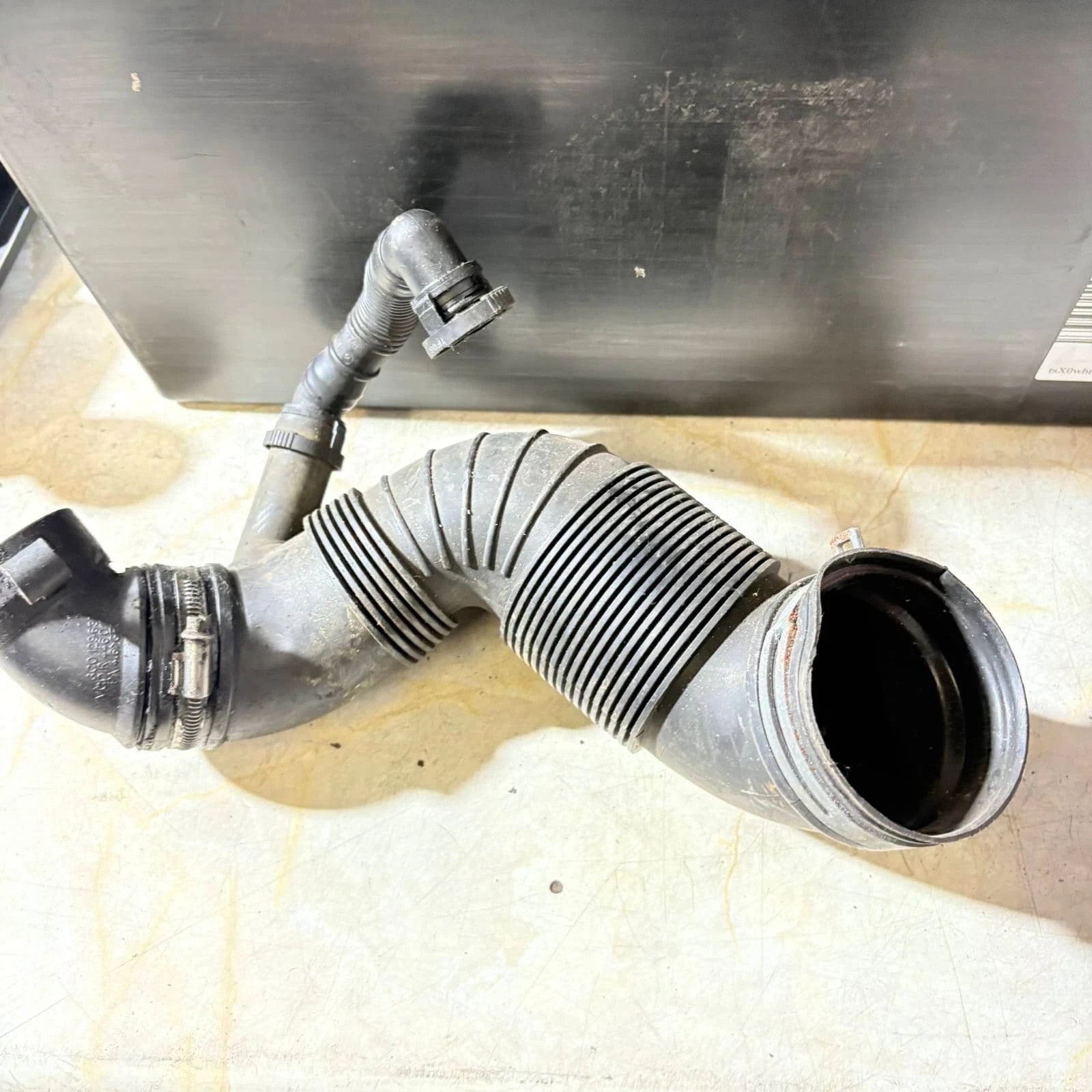 2002 VOLKSWAGEN PASSAT B7 1.6 DIESEL AIR INTAKE HOSE PIPE 3C0129654M