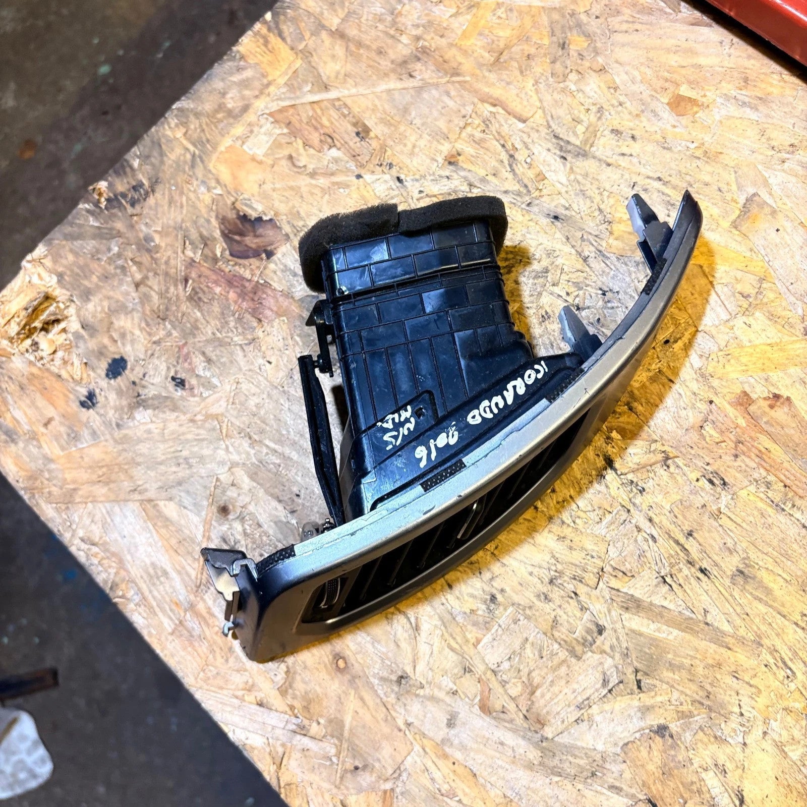 Ssangyong Korando MK3 2010 - 2016 N/S Passenger Front Centre Air Vent 6961M34400