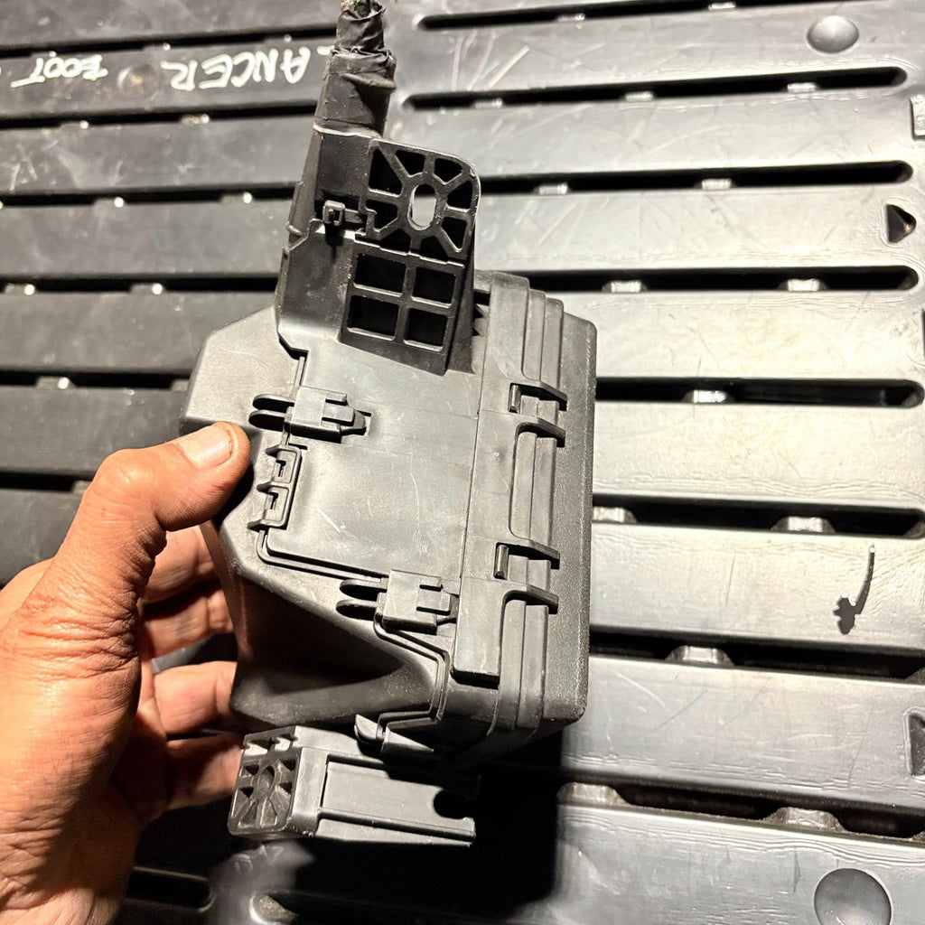 Toyota Yaris 2013 Mk3 Engine Bay Under Bonnet Fuse Box Relay Box Junction Box