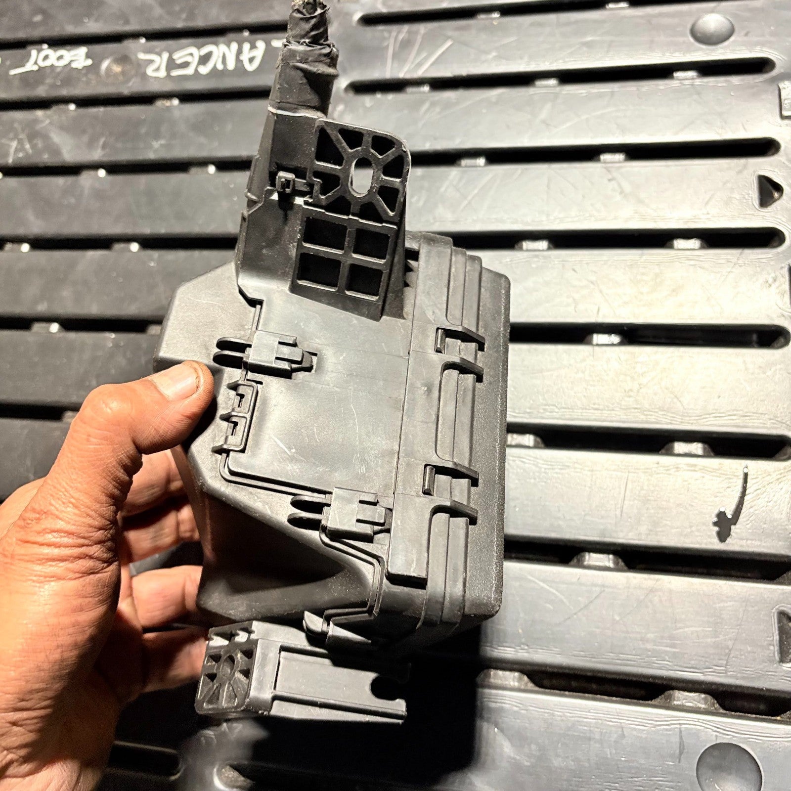 Toyota Yaris 2013 Mk3 Engine Bay Under Bonnet Fuse Box Relay Box Junction Box