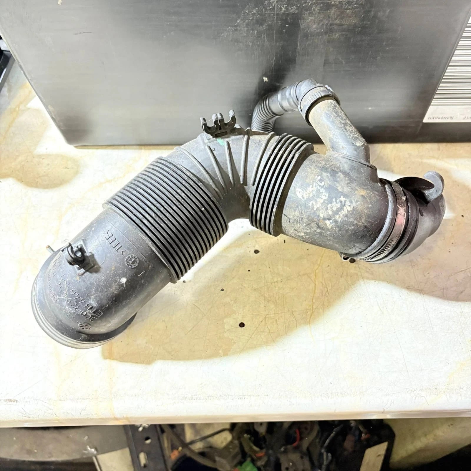 2002 VOLKSWAGEN PASSAT B7 1.6 DIESEL AIR INTAKE HOSE PIPE 3C0129654M