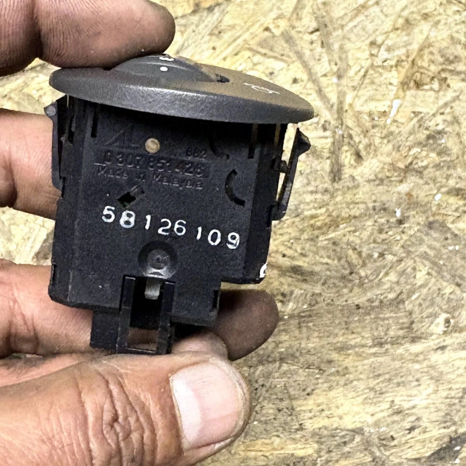 Iveco Daily 1999-2011 Headlight Level Adjuster Switch 0307851426 3492733