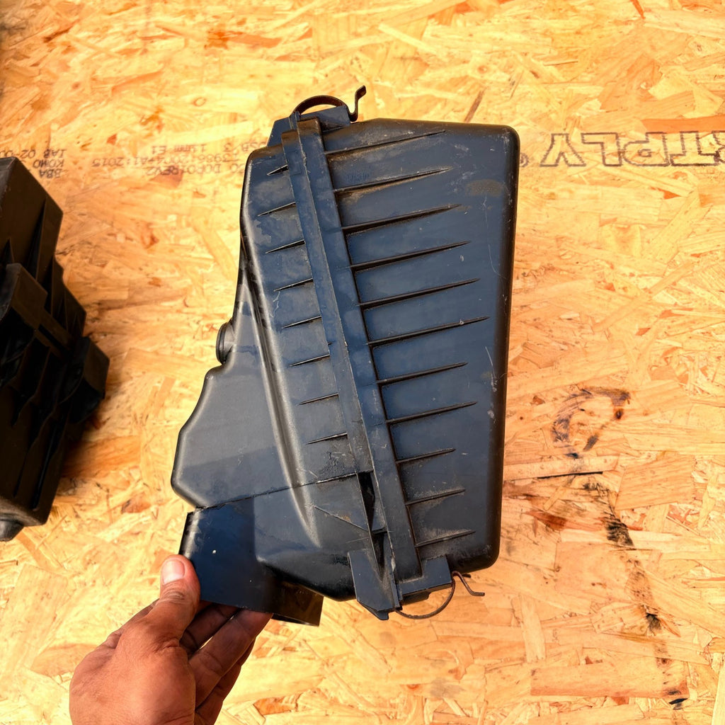 Toyota Avensis 2.0 D-4D air filter box 17701-27140 2001
