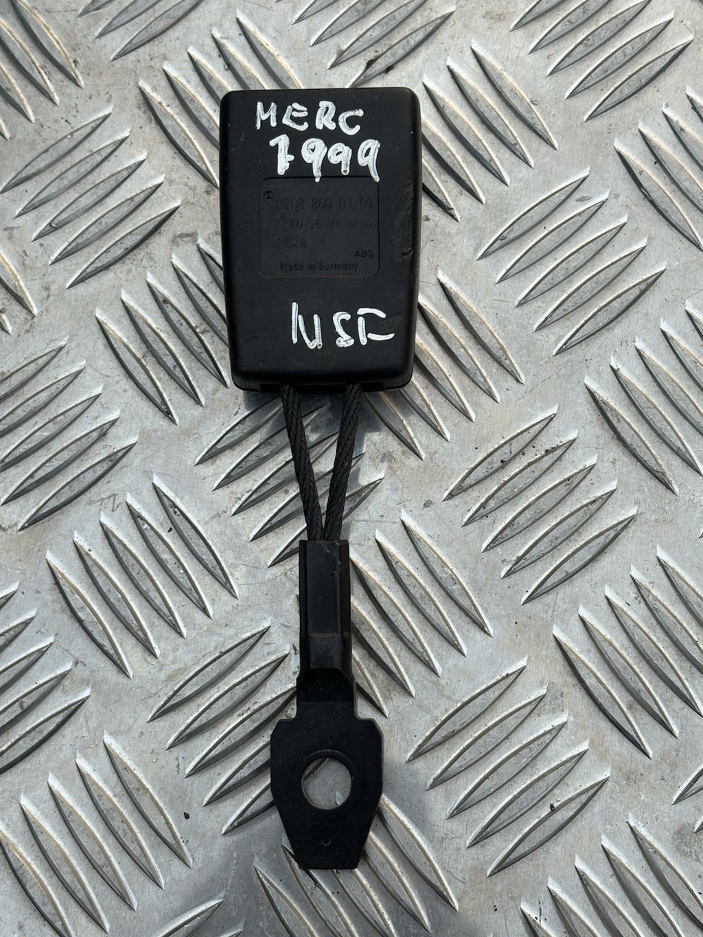 Mercedes C Class W202 right front seat belt seatbelt buckle clip receiver