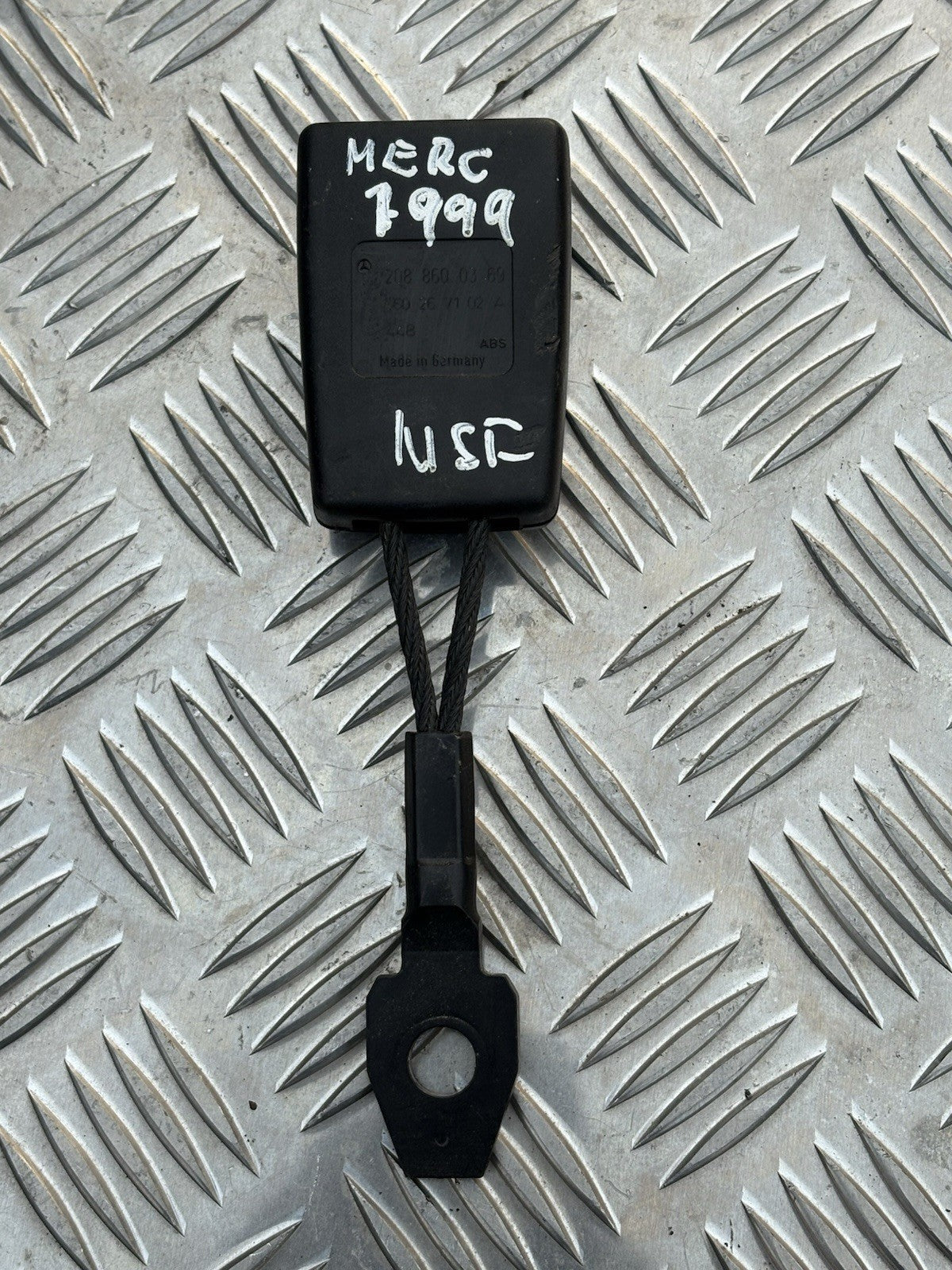 Mercedes C Class W202 right front seat belt seatbelt buckle clip receiver
