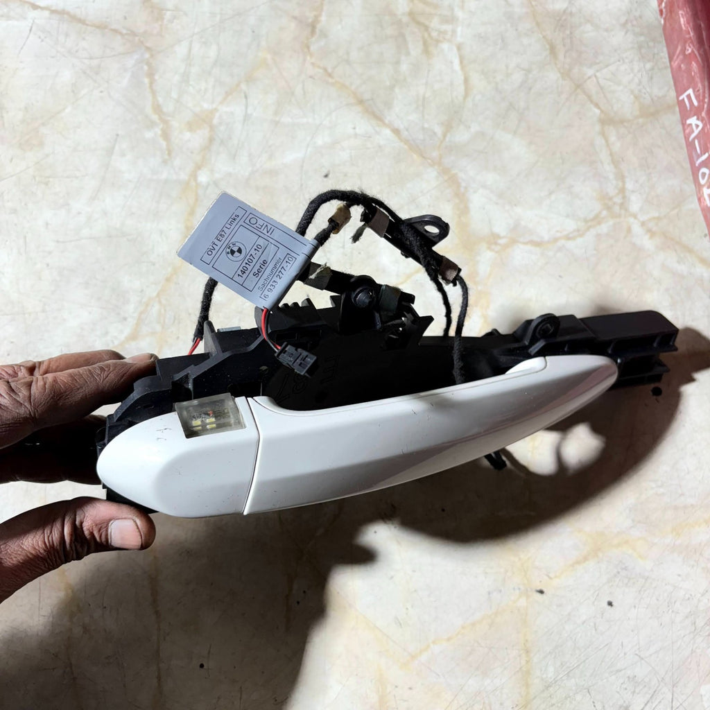 2007 BMW 1 SERIES 116M DOOR HANDLE OUTER LEFT FRONT PASSENGER SIDE 140107-10