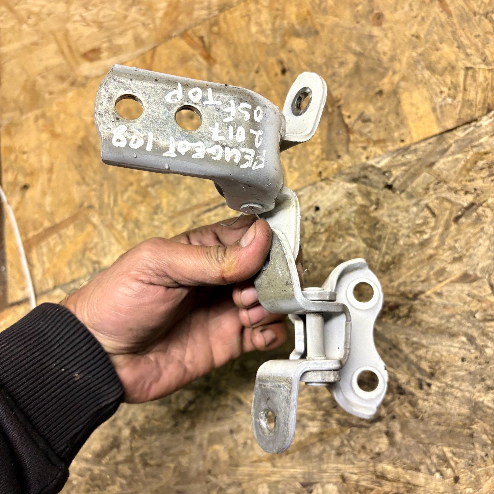 Peugeot 108 2014–2018 Front Right Driver Side Door Hinge Pair