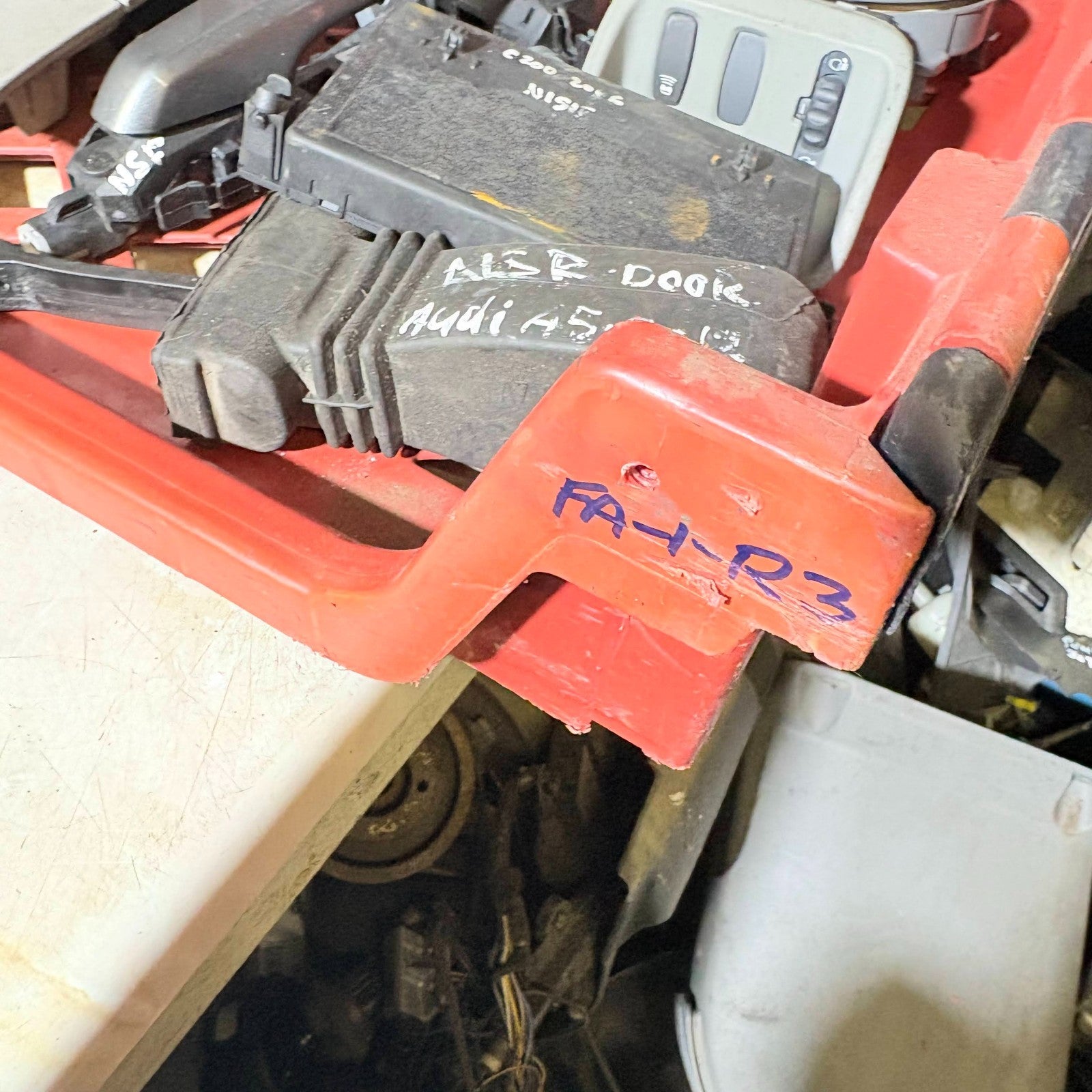 MERCEDES C CLASS C200 LEFT FRONT DOOR CONTROL MODULE A 203 820 15 85