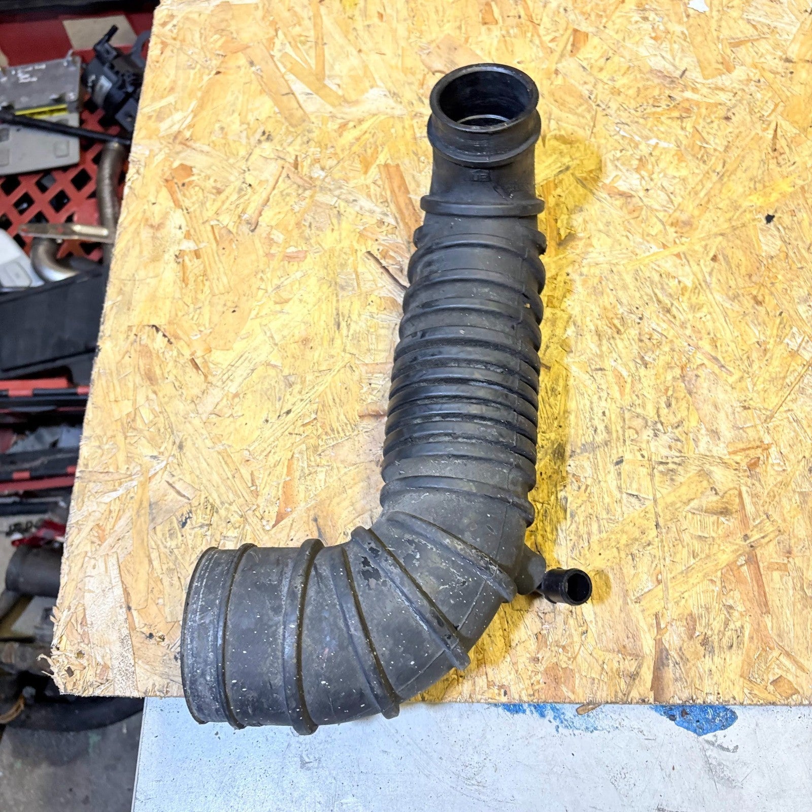Mitsubishi Shogun 2001 AIR INTAKE PIPE HOSE