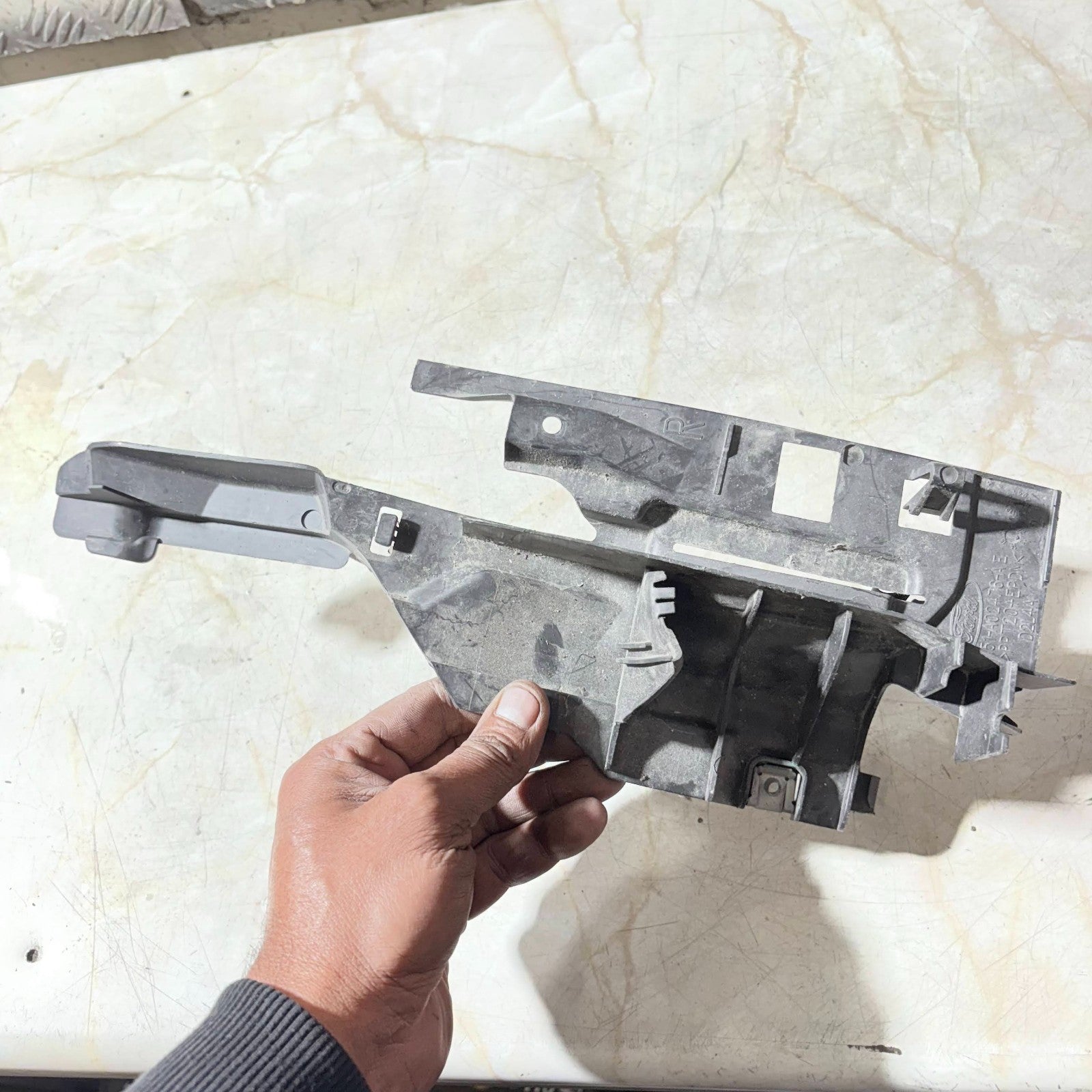 FORD FOCUS BONNET HINGE COVER MK3 FRONT RIGHT BM51A02476AE