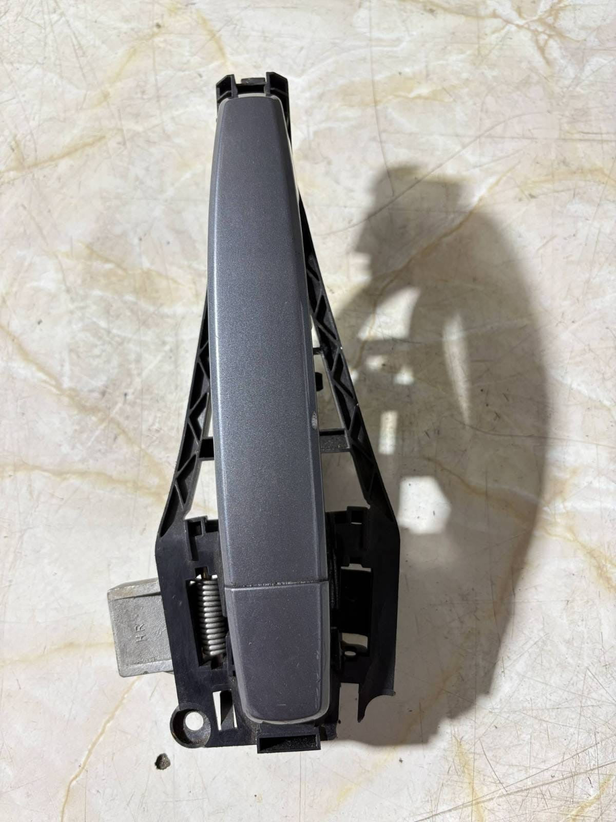 VAUXHALL CORSA D 2016 O/S REAR DRIVER EXTERIOR DOOR HANDLE BRACKET 24463750