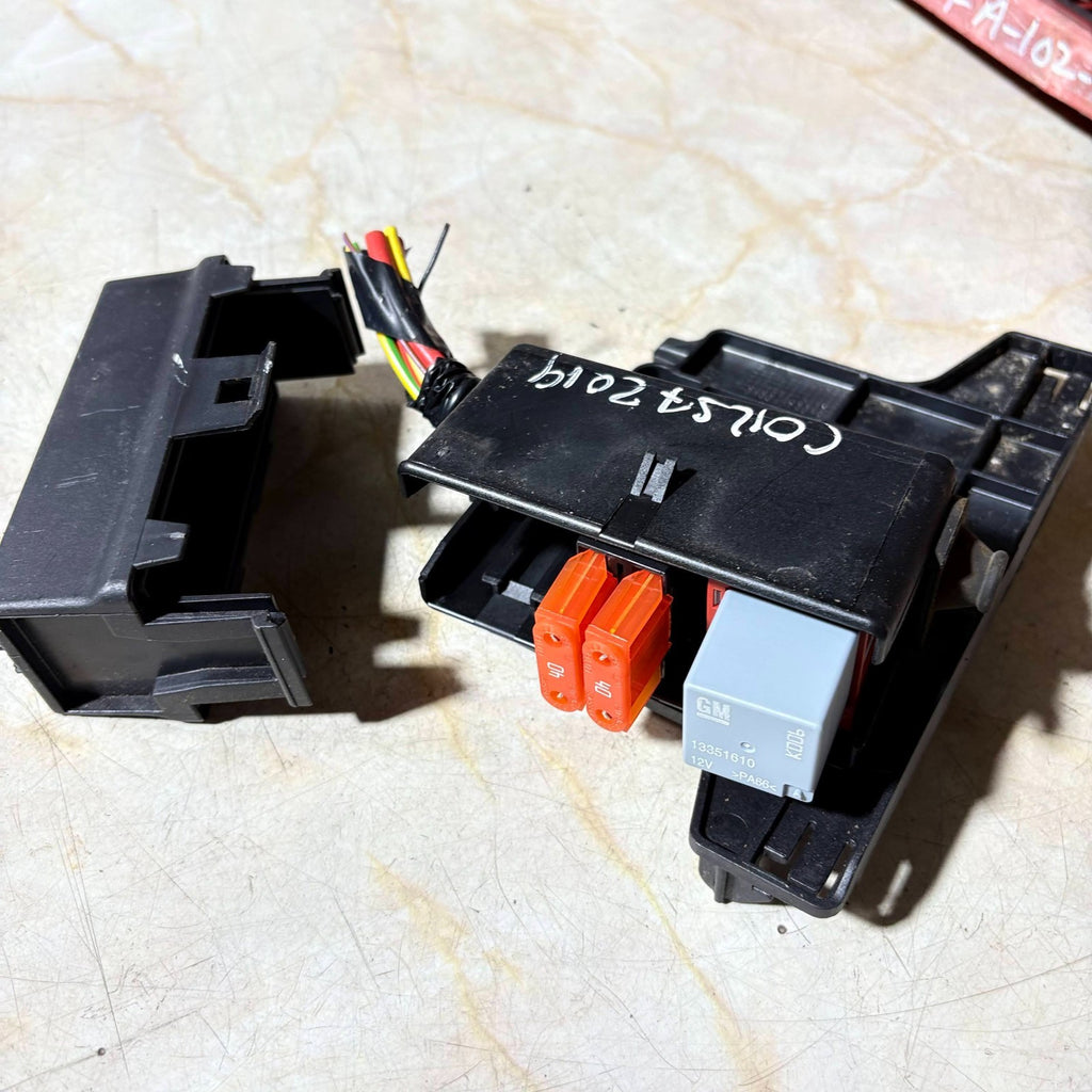 2019 VAUXHALL CORSA E FUSE RELAY BOX 13359061
