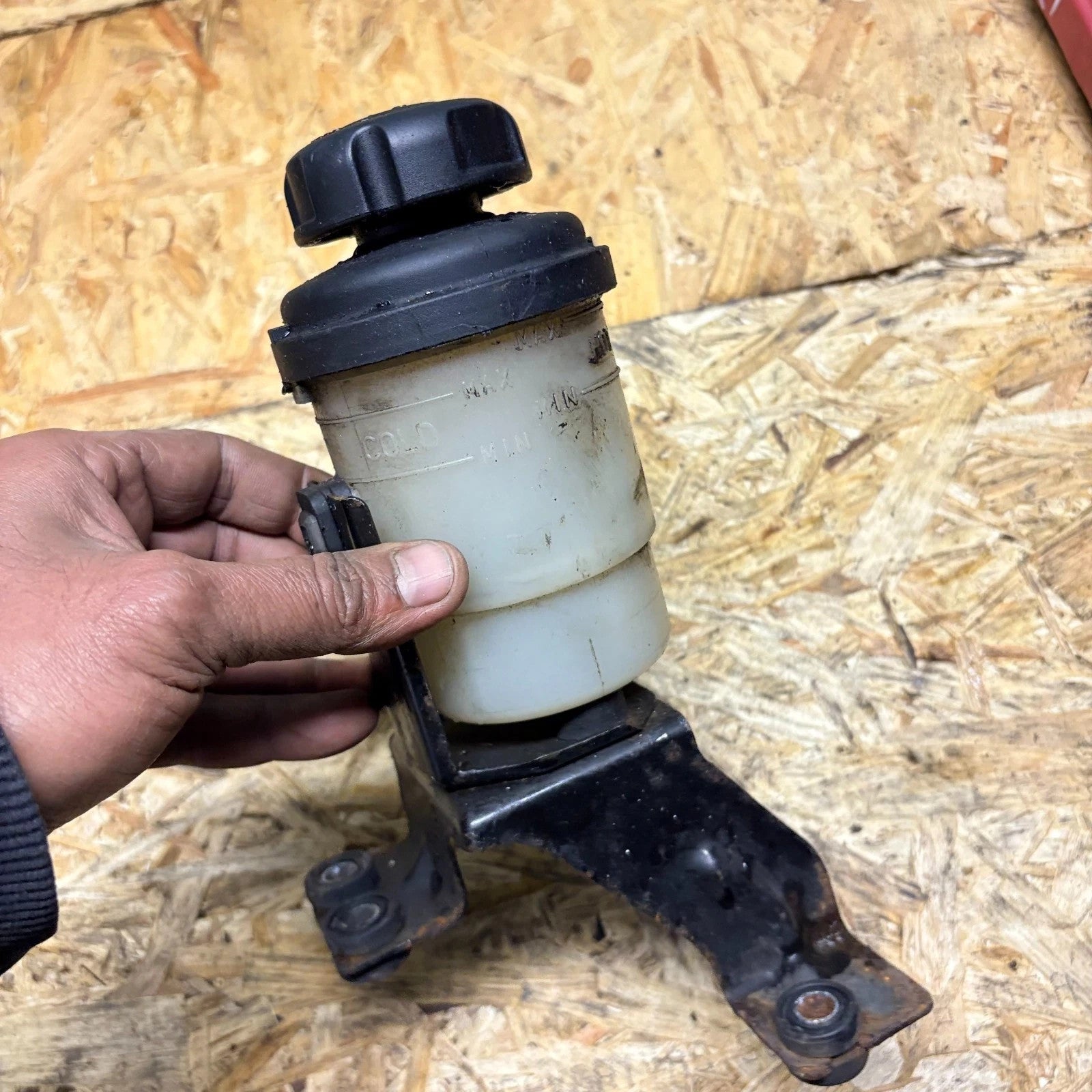 Kia Sorento BL Power Steering Reservoir Tank 57150-3E100 Bracket 2006-2008