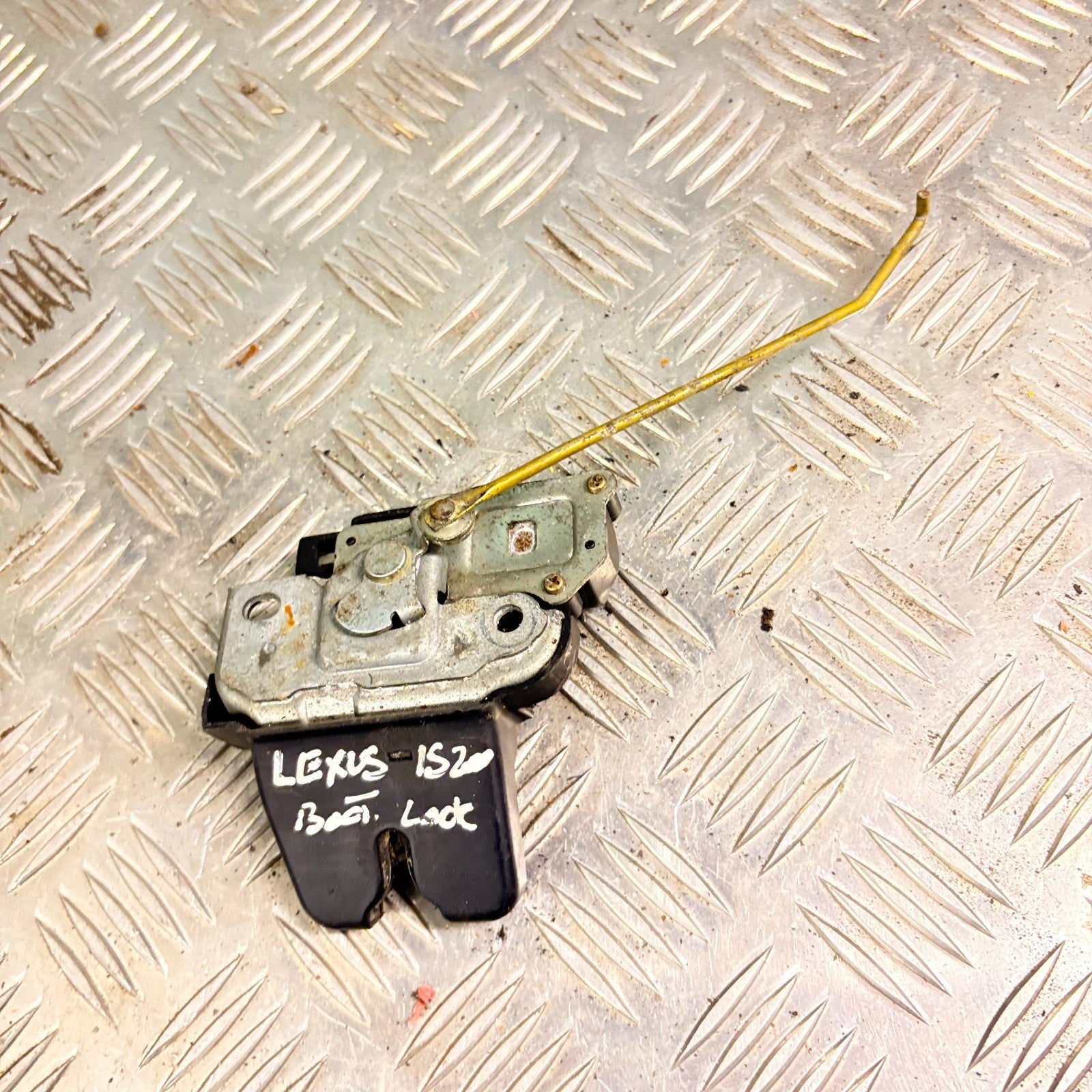 2004 LEXUS IS200. BOOT LID TAILGATE LOCK LATCH