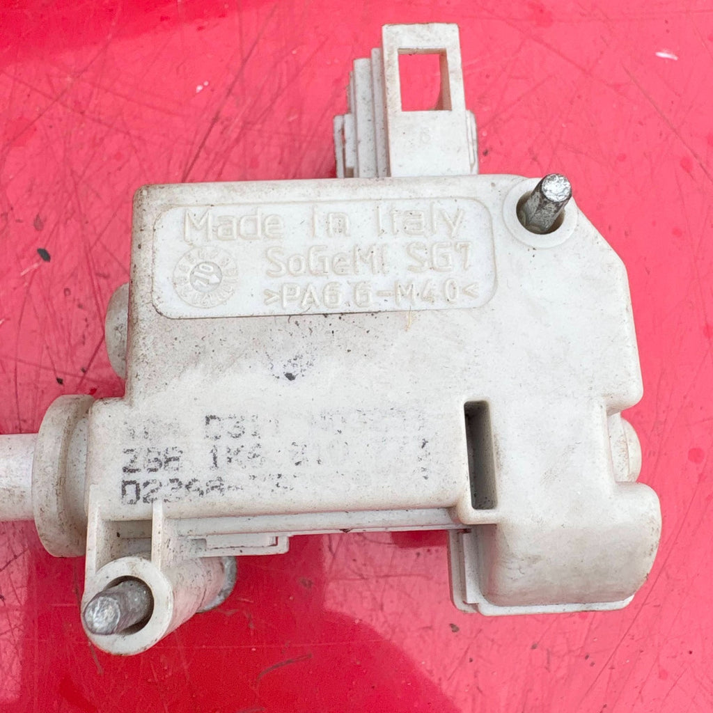 VW Golf GTi 2004 Engine For Tank Cap Locking