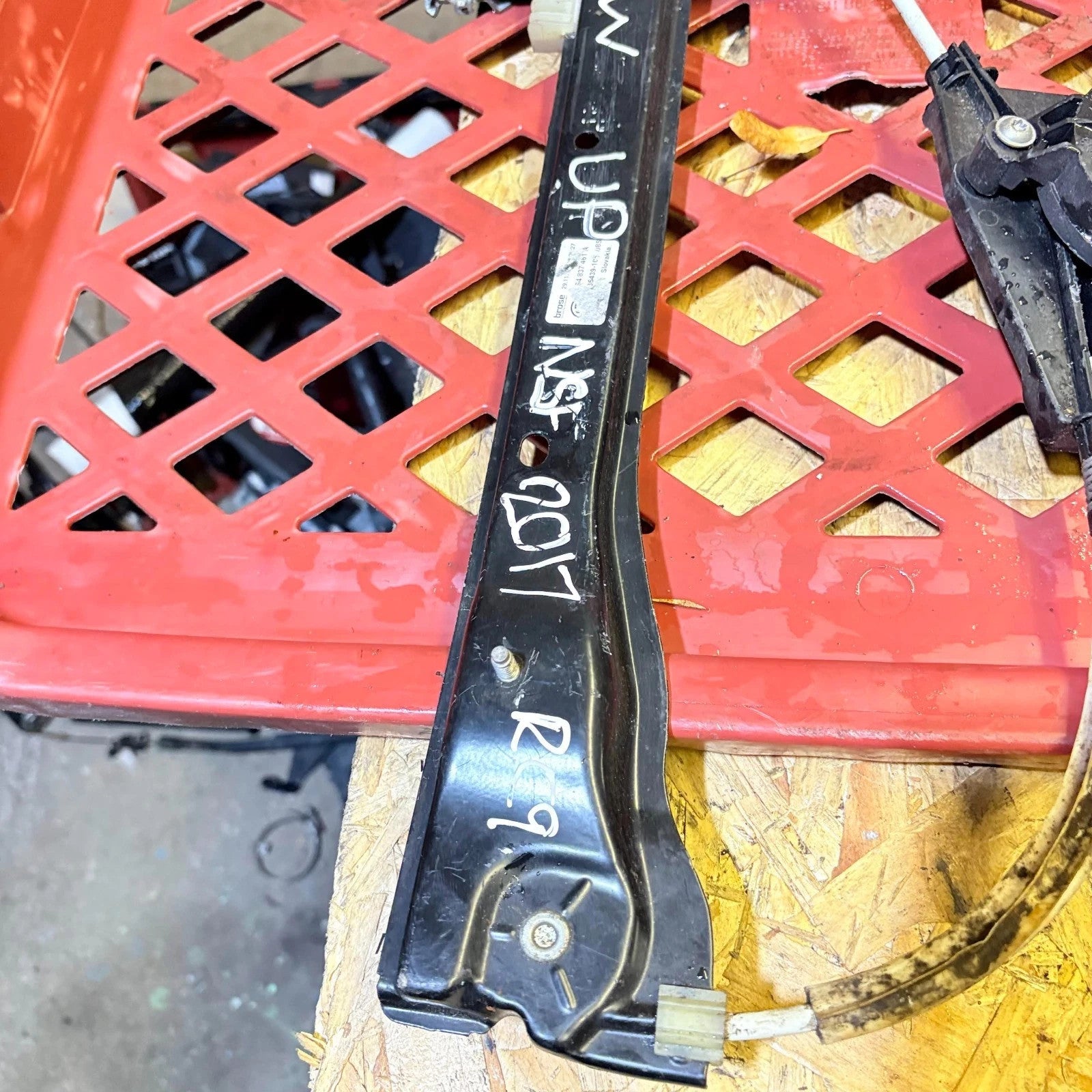 VOLKSWAGEN UP 2017 LEFT FRONT WINDOW REGULATOR 1S0959802