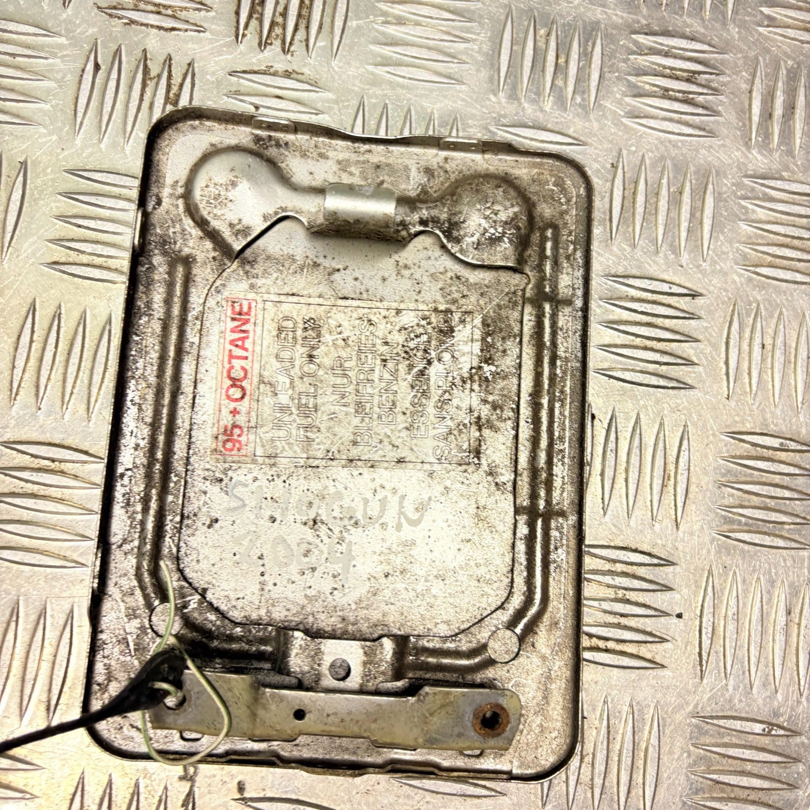 Mitsubishi Shogun 2004 Fuel door Gas cover Tank cap (FUEL FILLER FLAP)