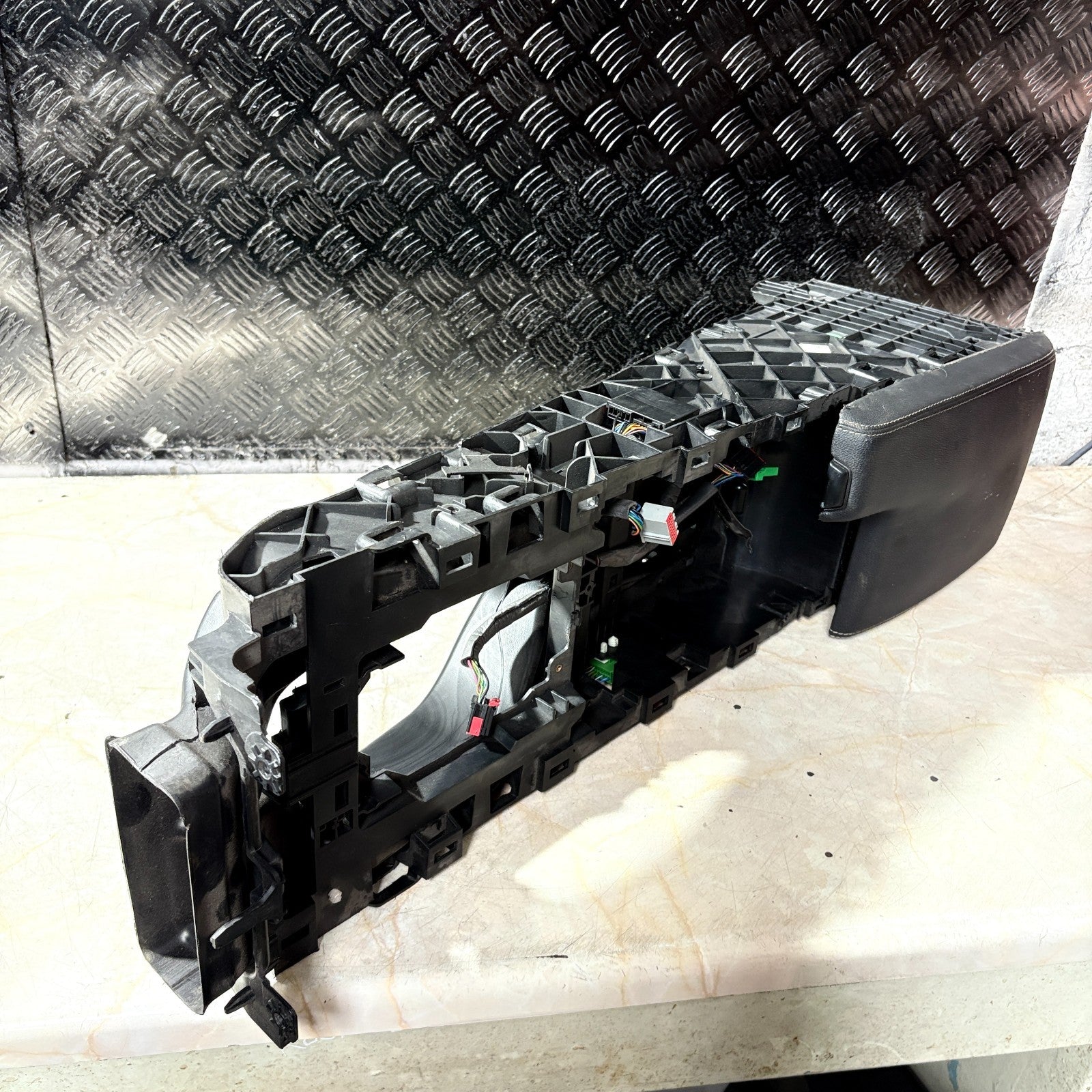 JAGUAR XE X760 2015-2019 CENTRE CONSOLE ARMREST TUNNEL SUB STRUCTURE FRAME BASE