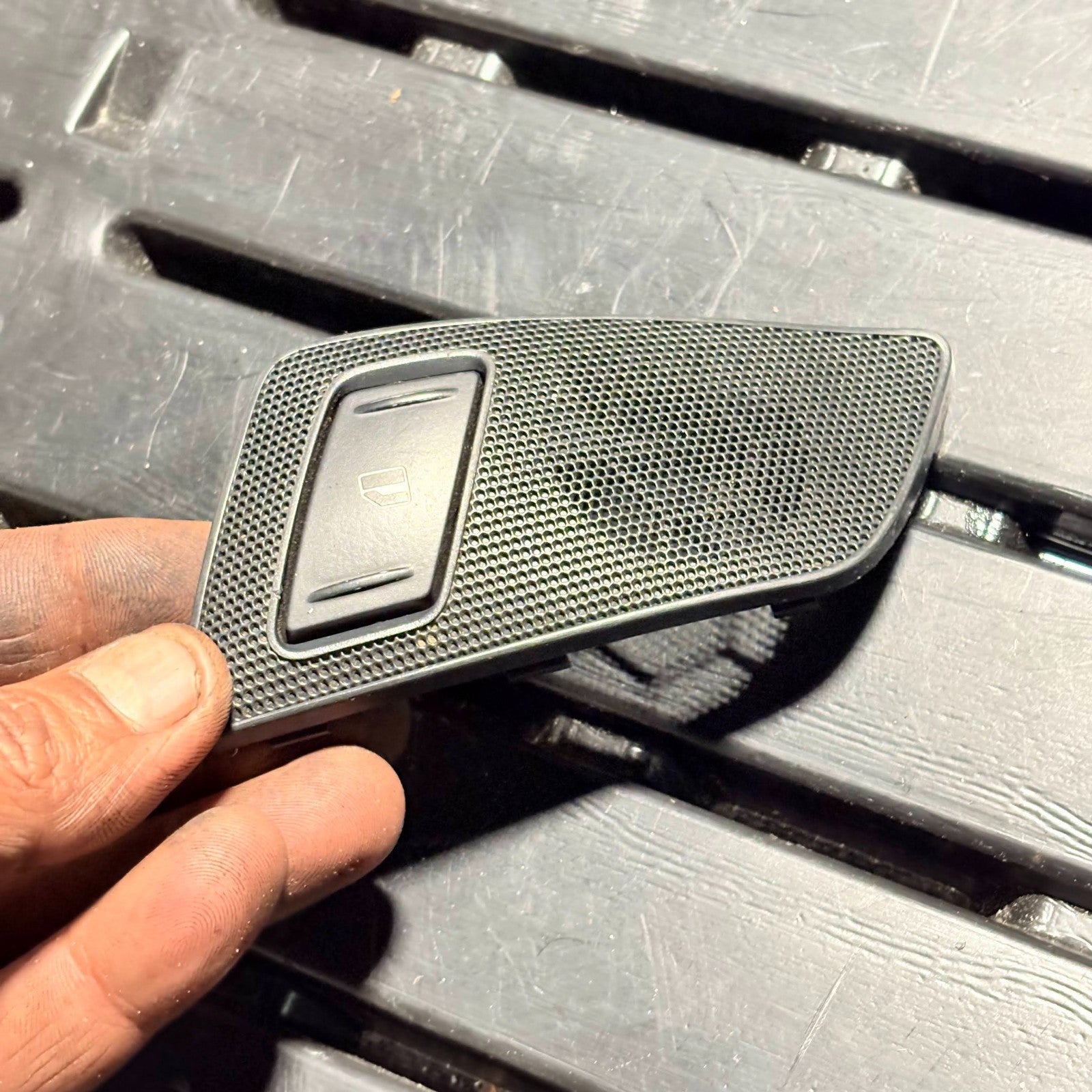 SKODA/AUDI/VOLKSWAGEN NSR PASSENGER SIDE REAR ELECTRIC WINDOW SWITCH