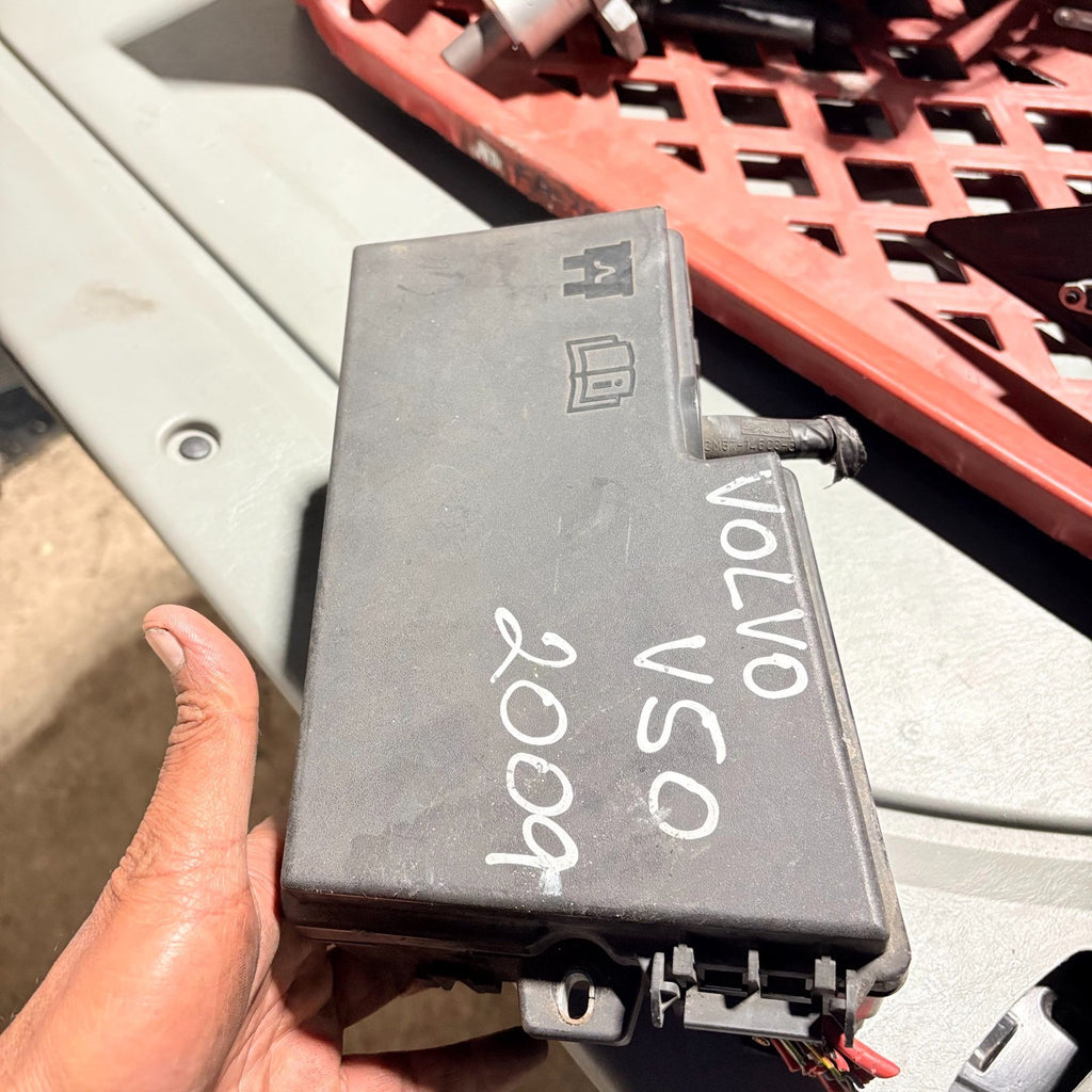 VOLVO V50 2004-2012 FUSE BOX 30786995