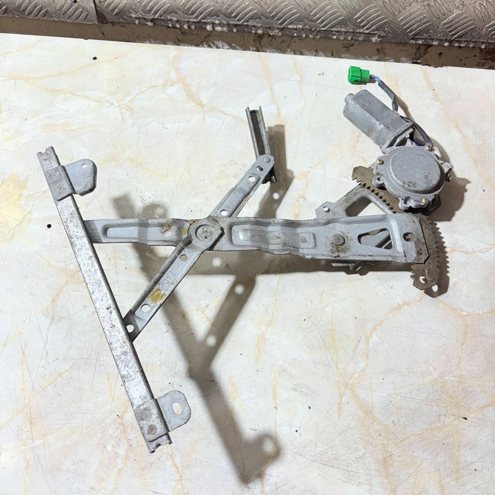 SUBARU 1996 REAR RIGHT SIDE DOOR ELECTRIC WINDOW REGULATOR