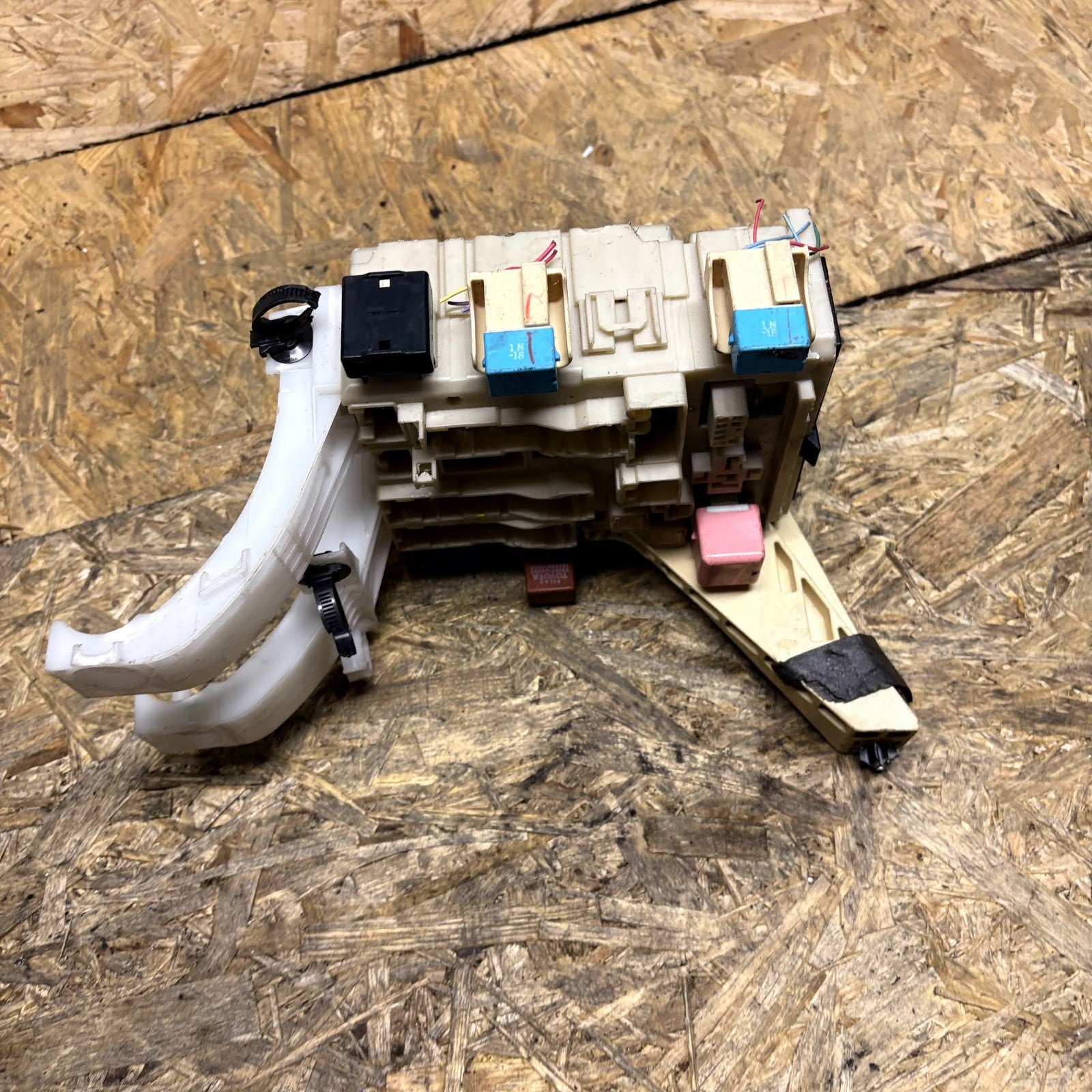 Toyota Yaris 1.3 Petrol 2006-2011 Fuse Box 82730-00290